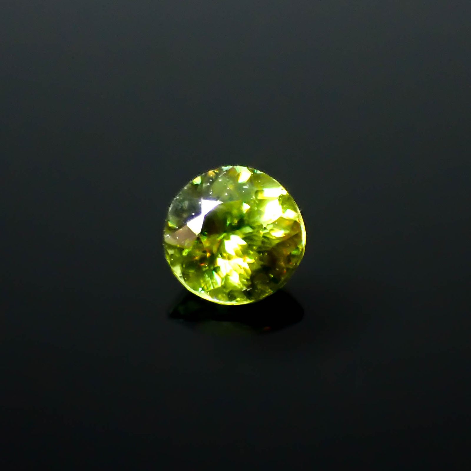 カラーチェンジスフェーン パキスタン産 0.23ct / 3.7x3.7mm前後 [250931061]