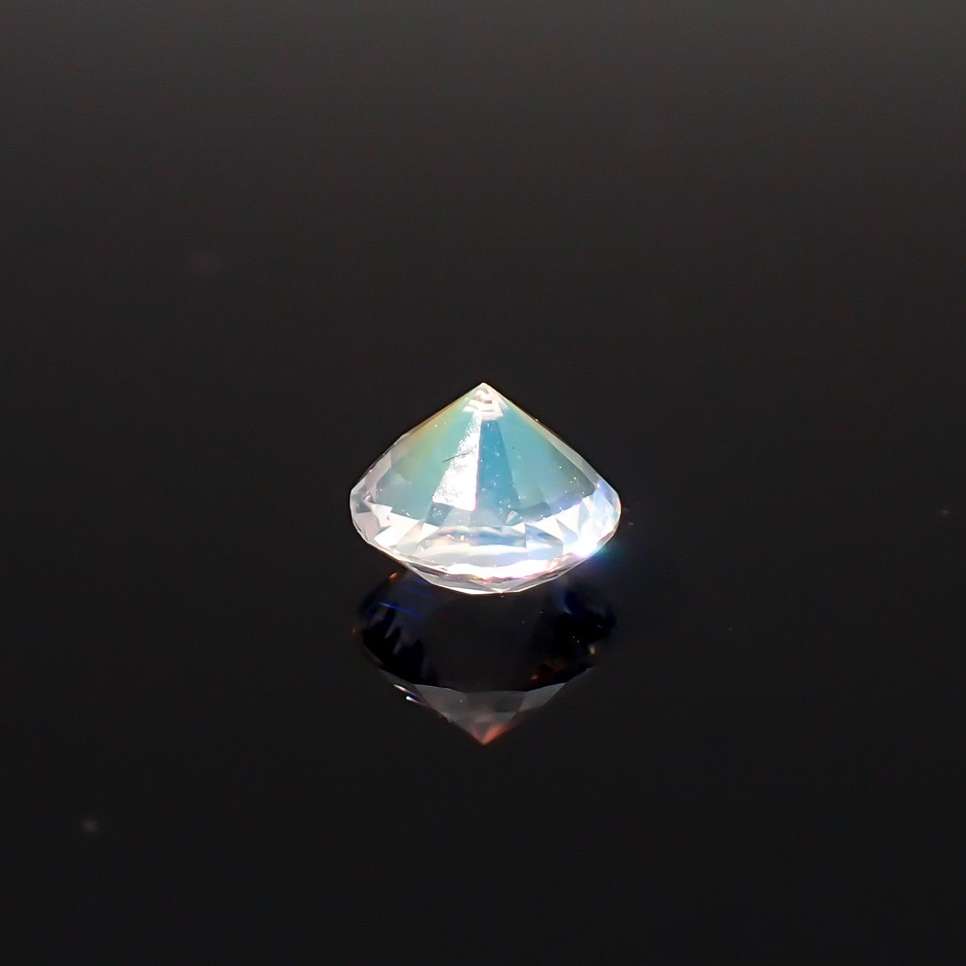 レインボームーンストーン マダガスカル産 0.85ct / 6.1x6.1mm前後 [260632388]