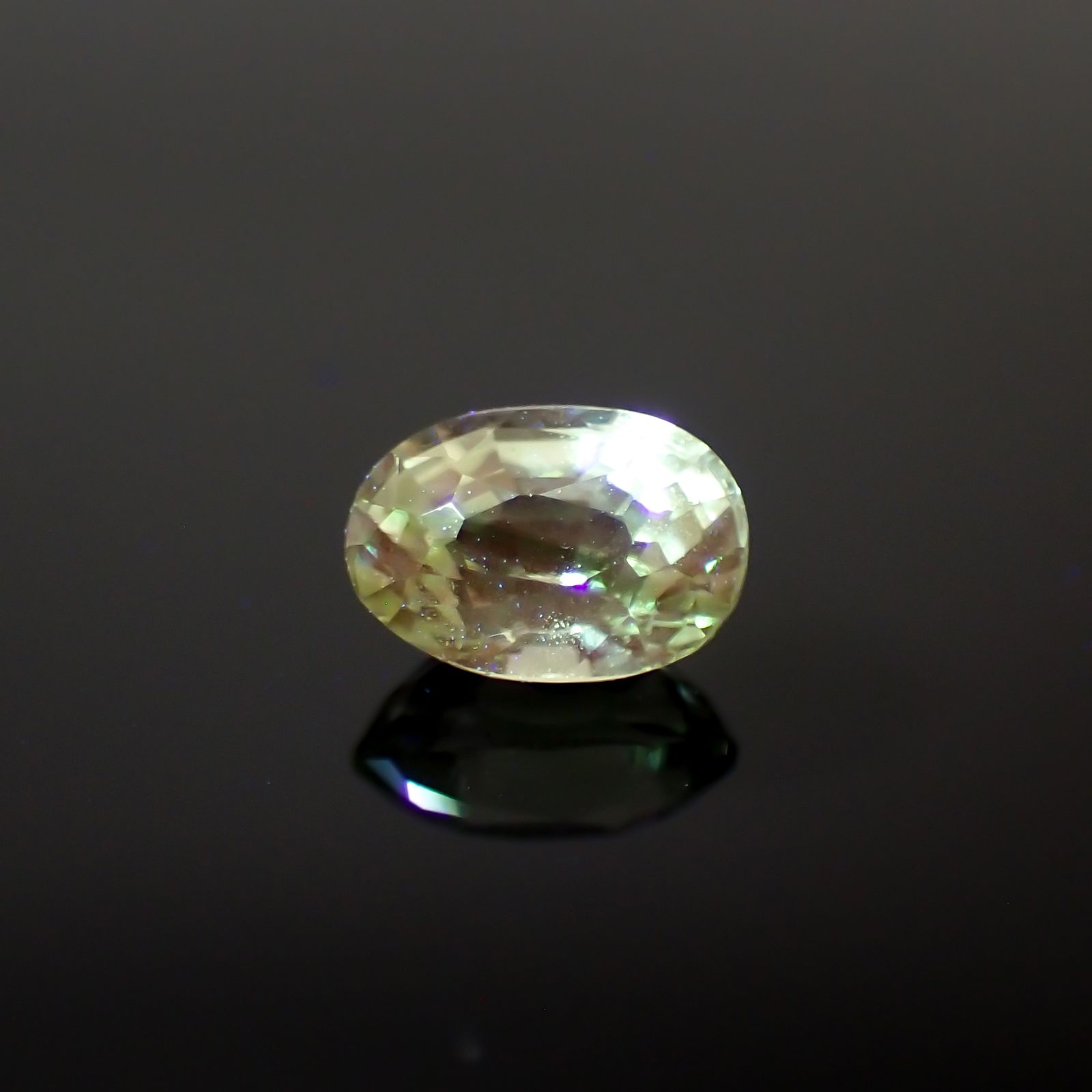 ミントガーネット(宝石名ガーネット)タンザニア産 0.66ct 識別済[230823064]5.8x4mm前後