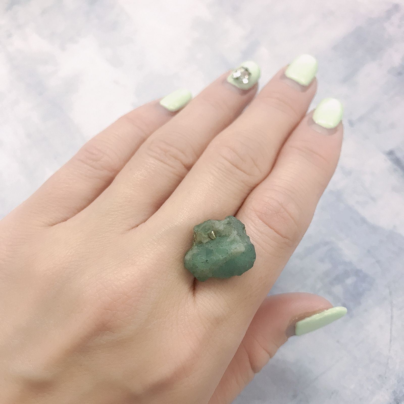 エメラルド原石 コロンビア産 13.25ct[220115500]16.8x15.1mm前後