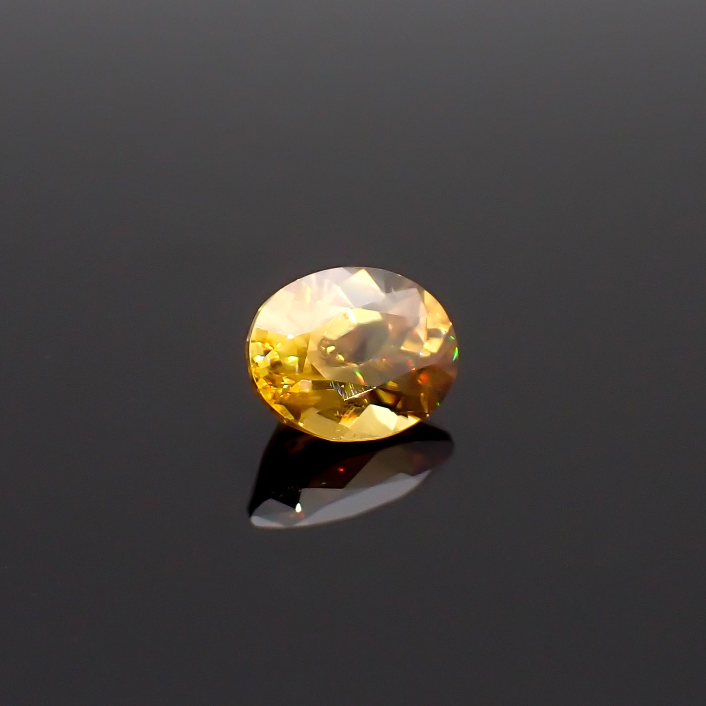 ゴールデンスフェーン マダガスカル産 1.33ct / 7.7x6mm前後 [260632352]