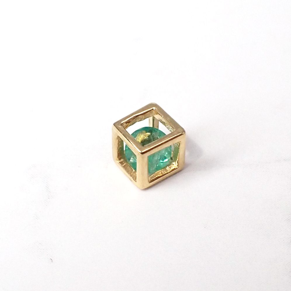 ◇K18 Reinette（レネット）◇エメラルド | キューブボックスデザイン [チャーム/ペンダントトップ※チェーン別売り]