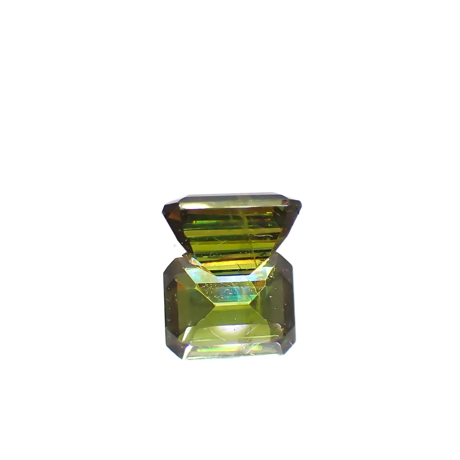 カラーチェンジスフェーン(宝石名スフェーン / カラーチェンジ・タイプ)パキスタン産 0.82ct 識別済[240627957]5.9x4.6mm前後