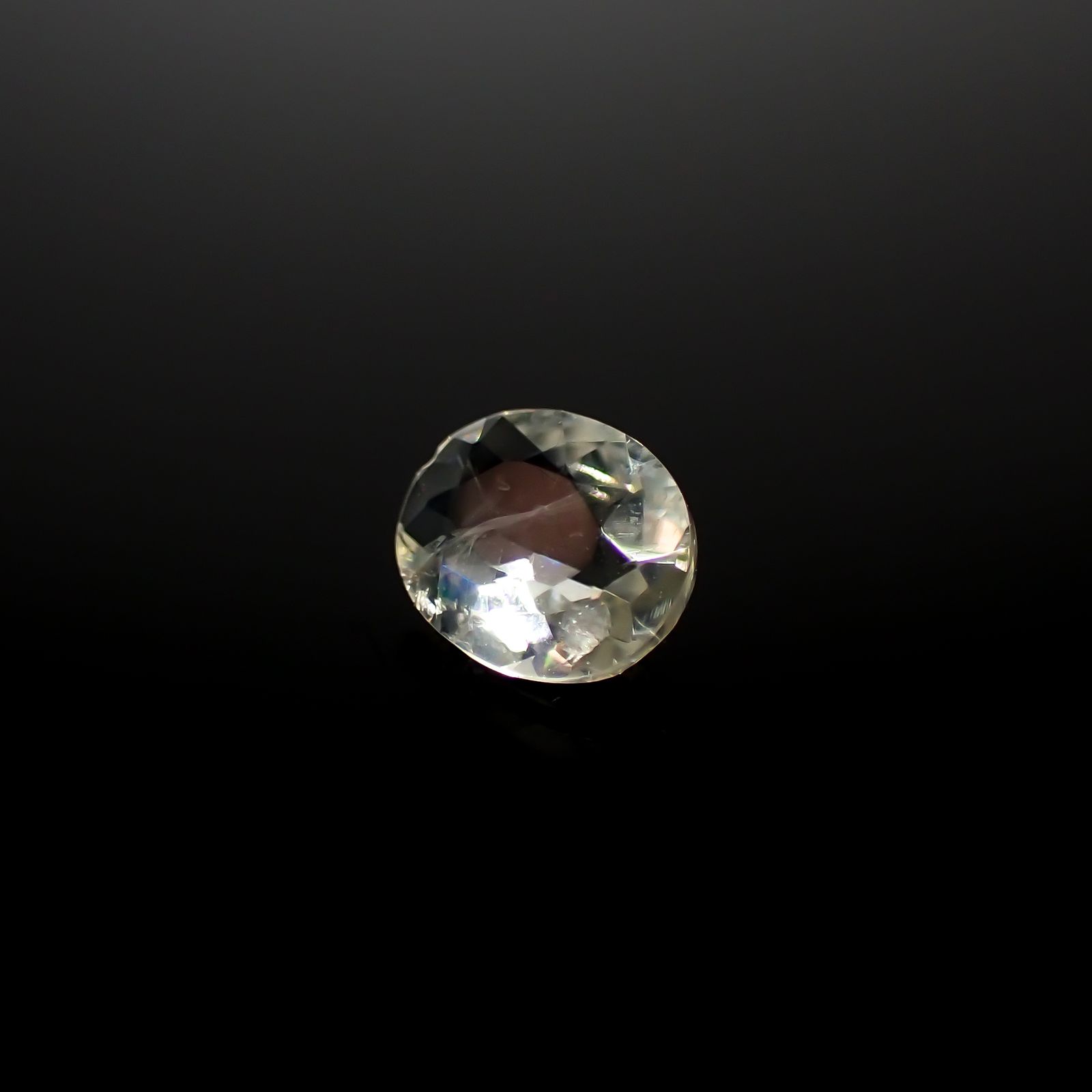 リューサイト 遊色効果あり(宝石名リューサイト)イタリア産 0.28ct 識別済[240628417]4.9x4mm前後