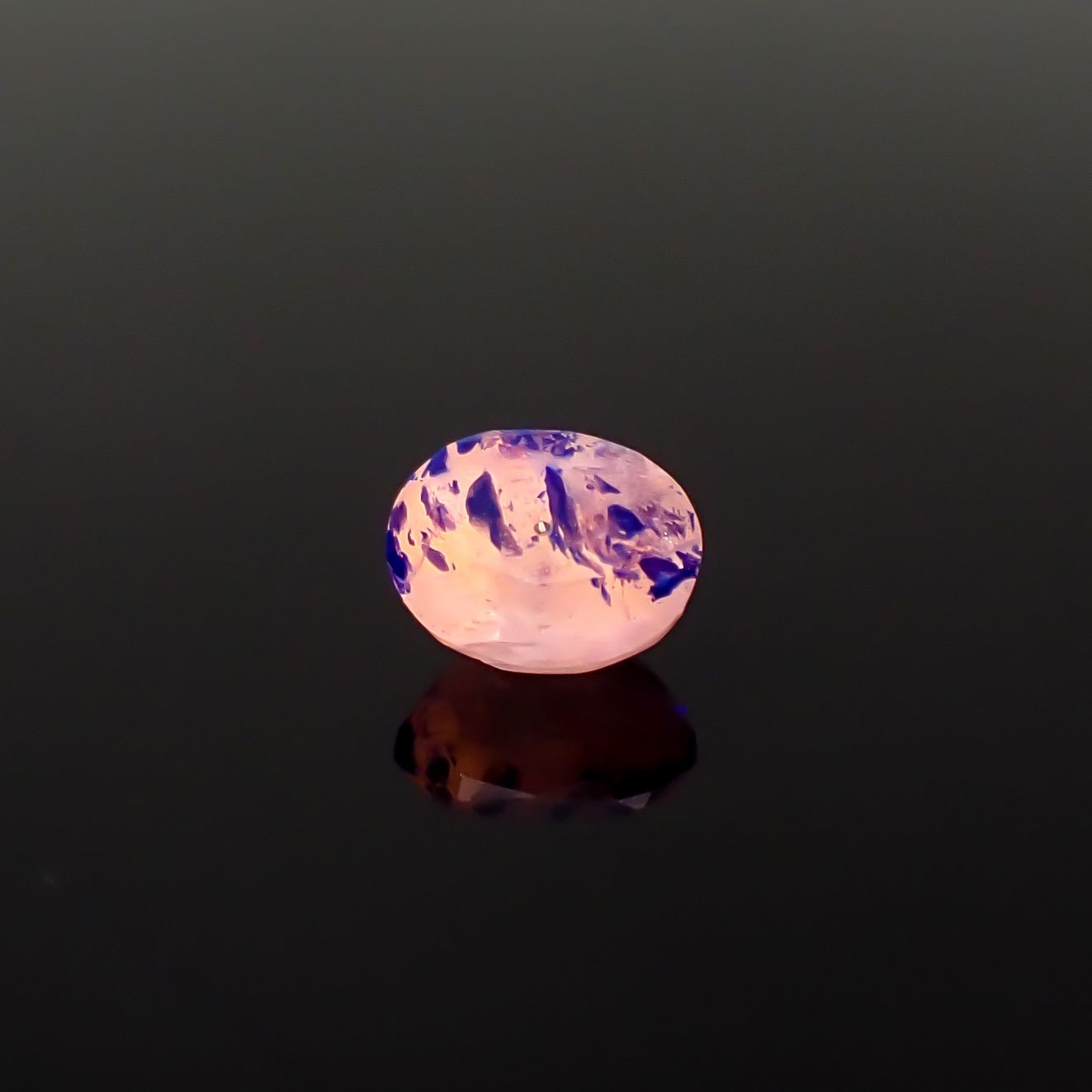 ラズライトインソーダライト フルオレッセンス アフガニスタン産 0.72ct / 6.4x5.2mm前後 [260431998]