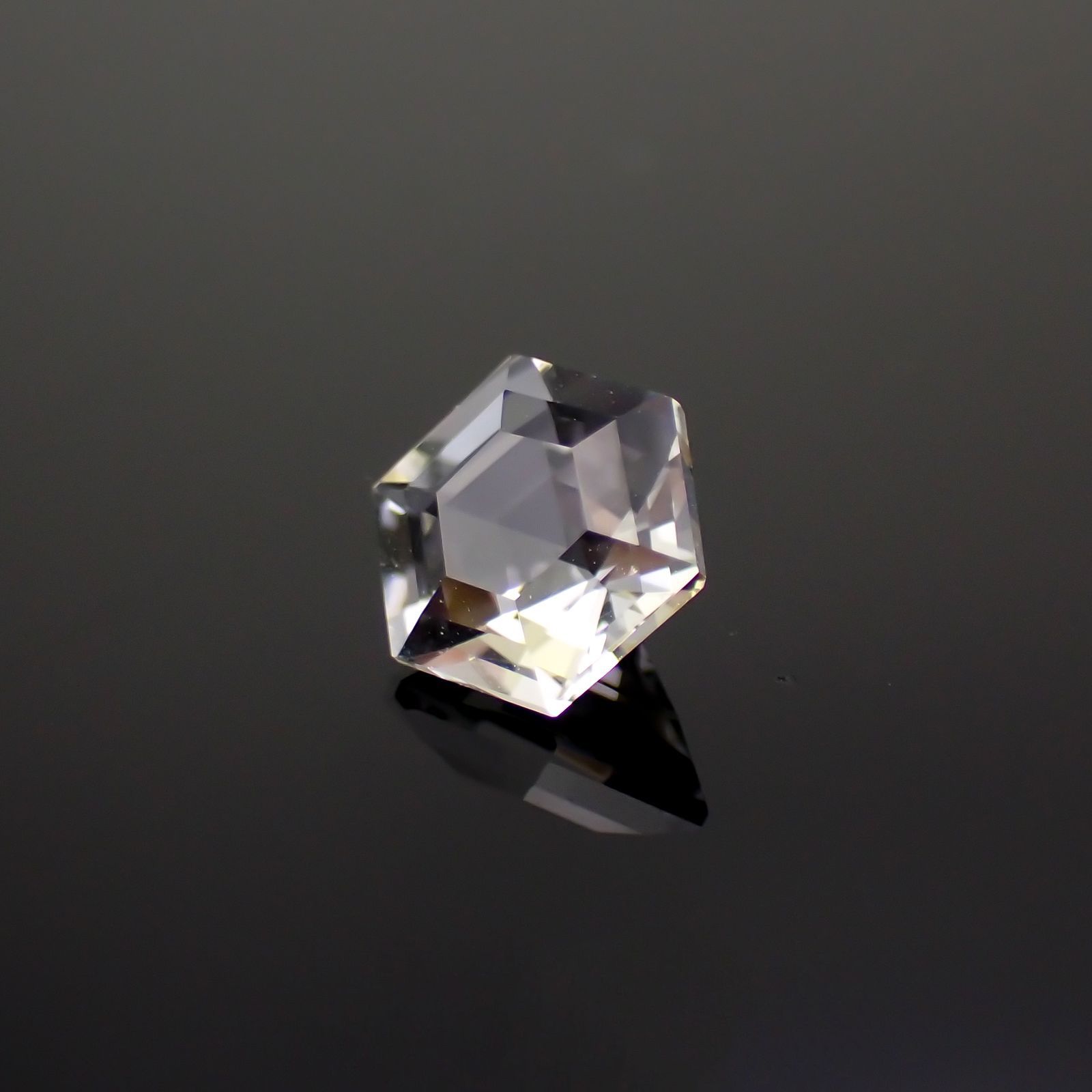 ◇ヘキサゴンカット◇レムリアンシードクリスタル(保証シール付き) ブラジル産 0.81ct[221018280]5.8x5.8mm前後