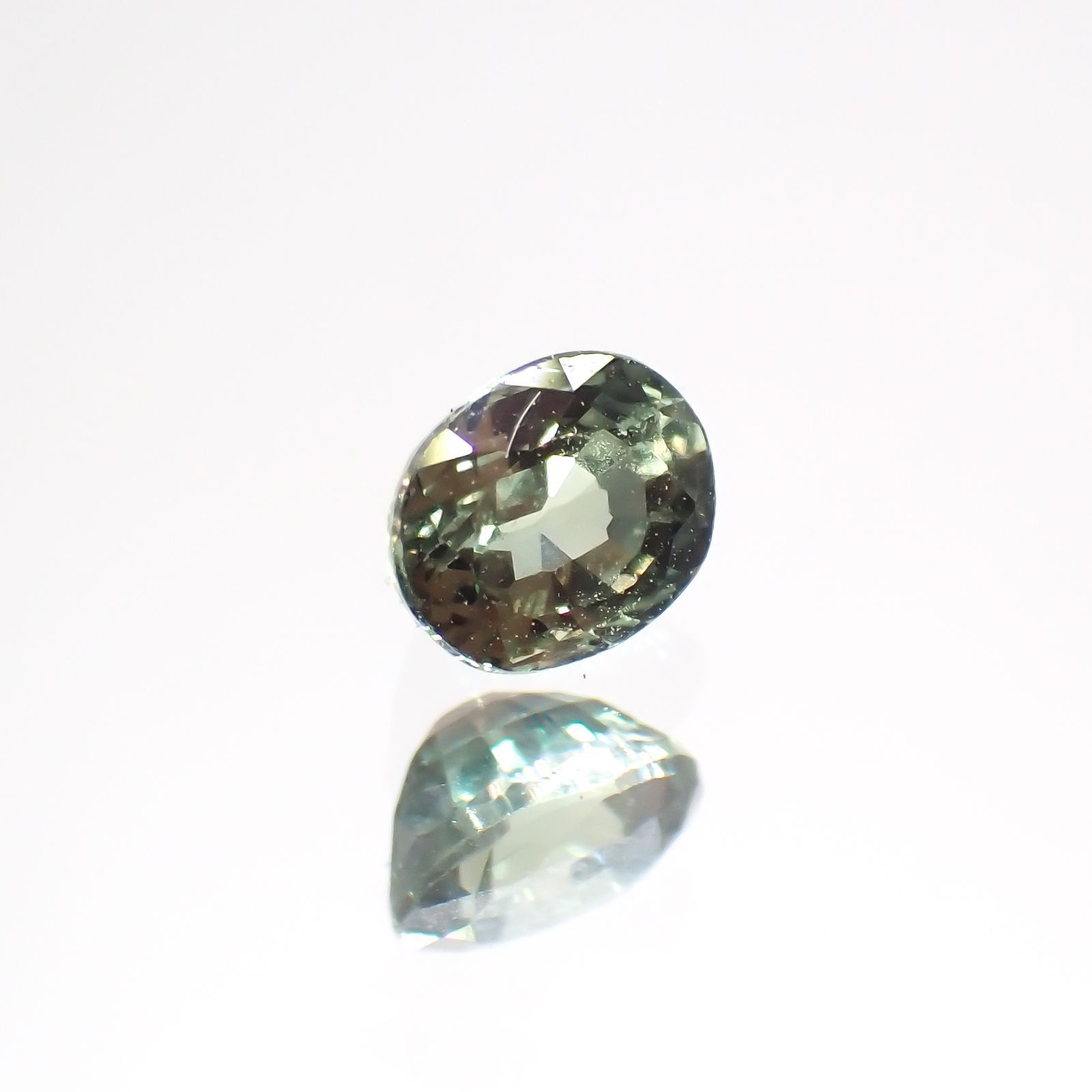 アレキサンドライト(宝石名アレキサンドライト)マダガスカル産 0.29ct 識別済[220114614]3.9x3.2mm前後