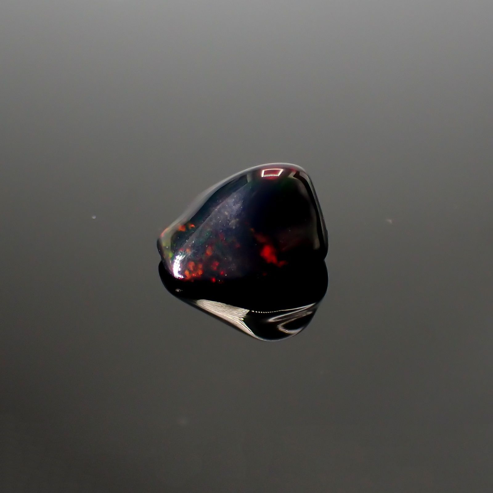 ◇バロック型◇ブラックオパール(宝石名オパール/加熱処理) エチオピア産 識別済 0.87ct / 7.7x6.7mm前後 [211013510]