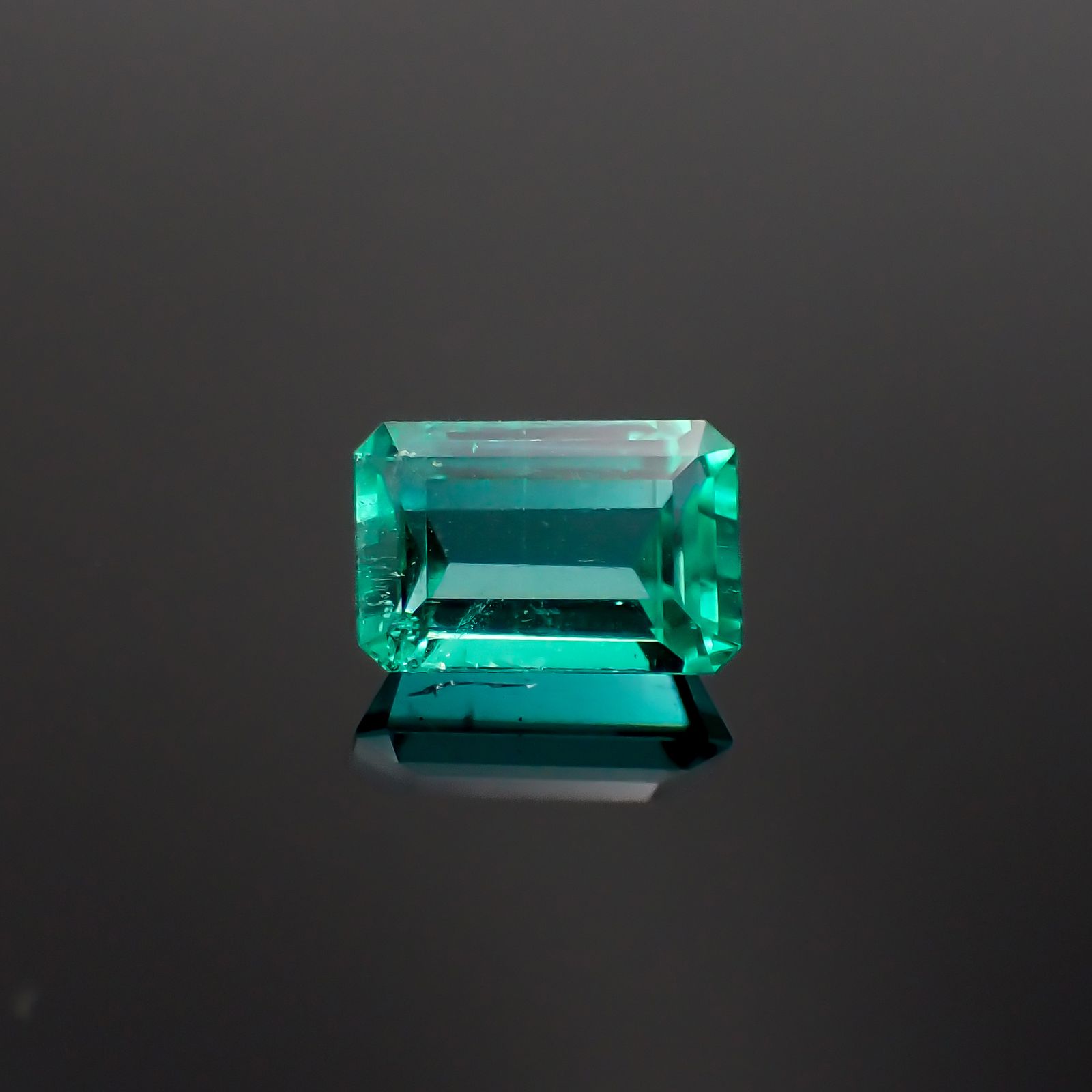 ノンオイルエメラルド(宝石名エメラルド)コロンビア産 0.69ct GIA鑑付[230823282]6.47x4.43mm前後