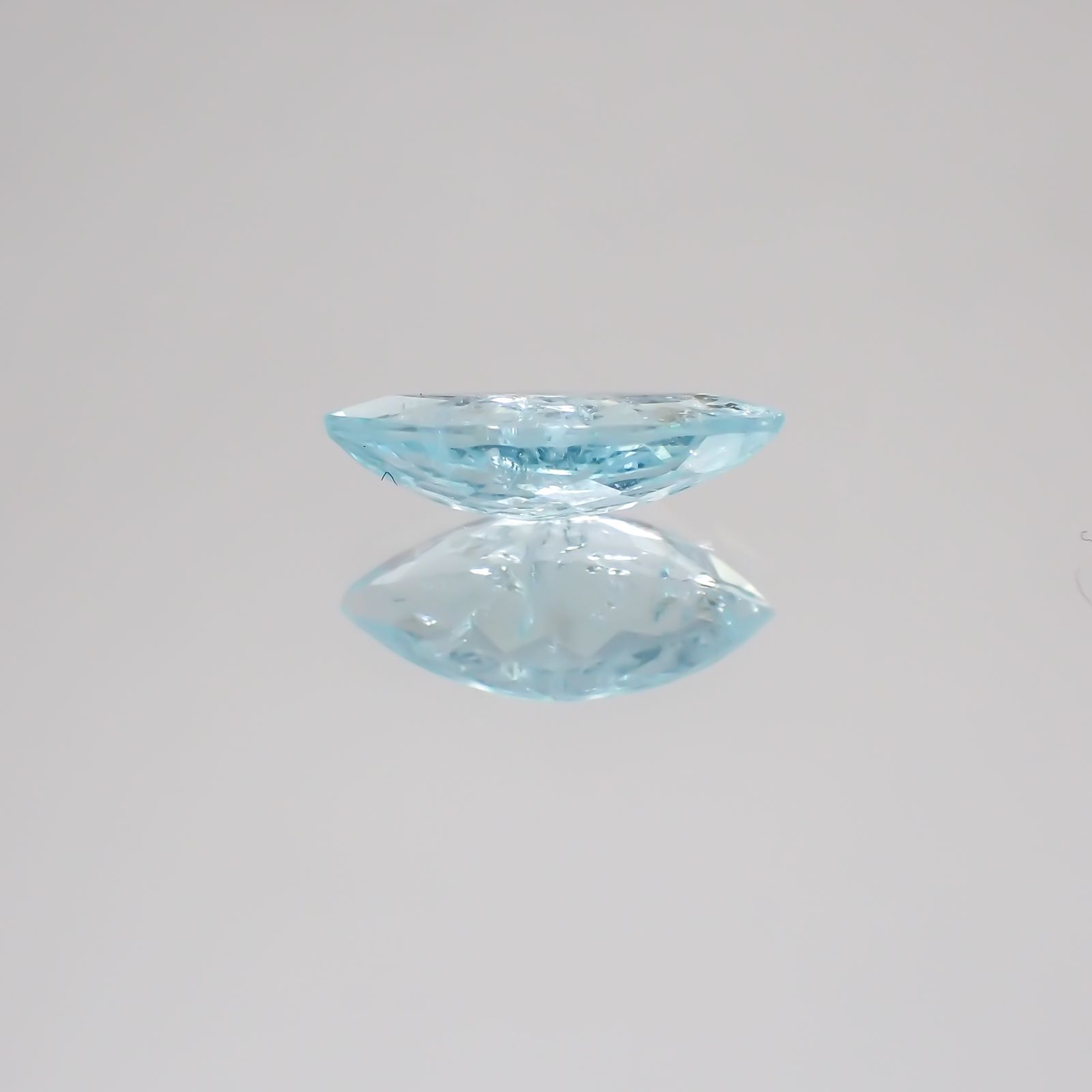 パライバトルマリン モザンビーク産 ルース 0.86ct[21029400]10.3×4.8mm前後