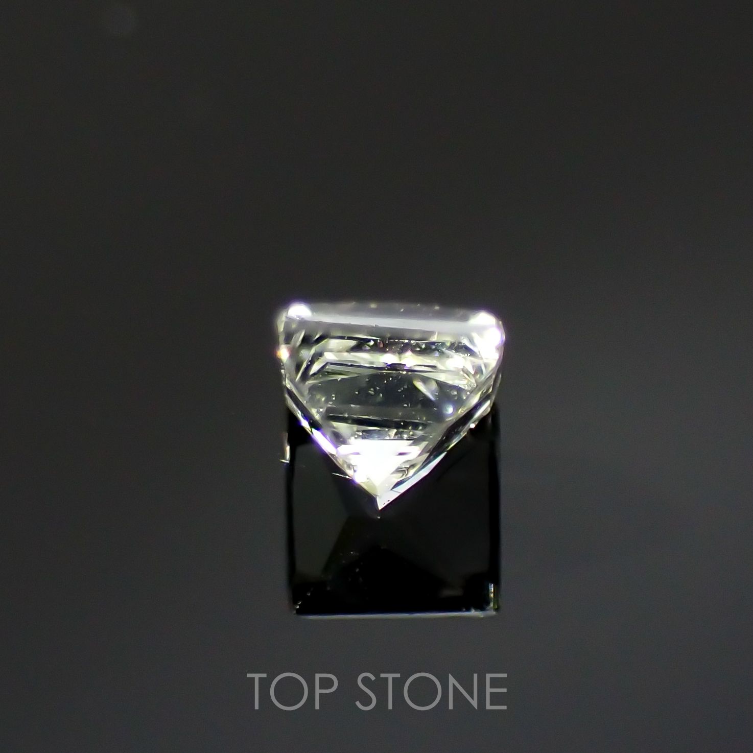 ◇プリンセスカット◇リューコガーネット(宝石名ホワイト グロッシュラー・ガーネット)ビルマ産 0.13ct 識別済[220115448]2.4x2.5mm前後