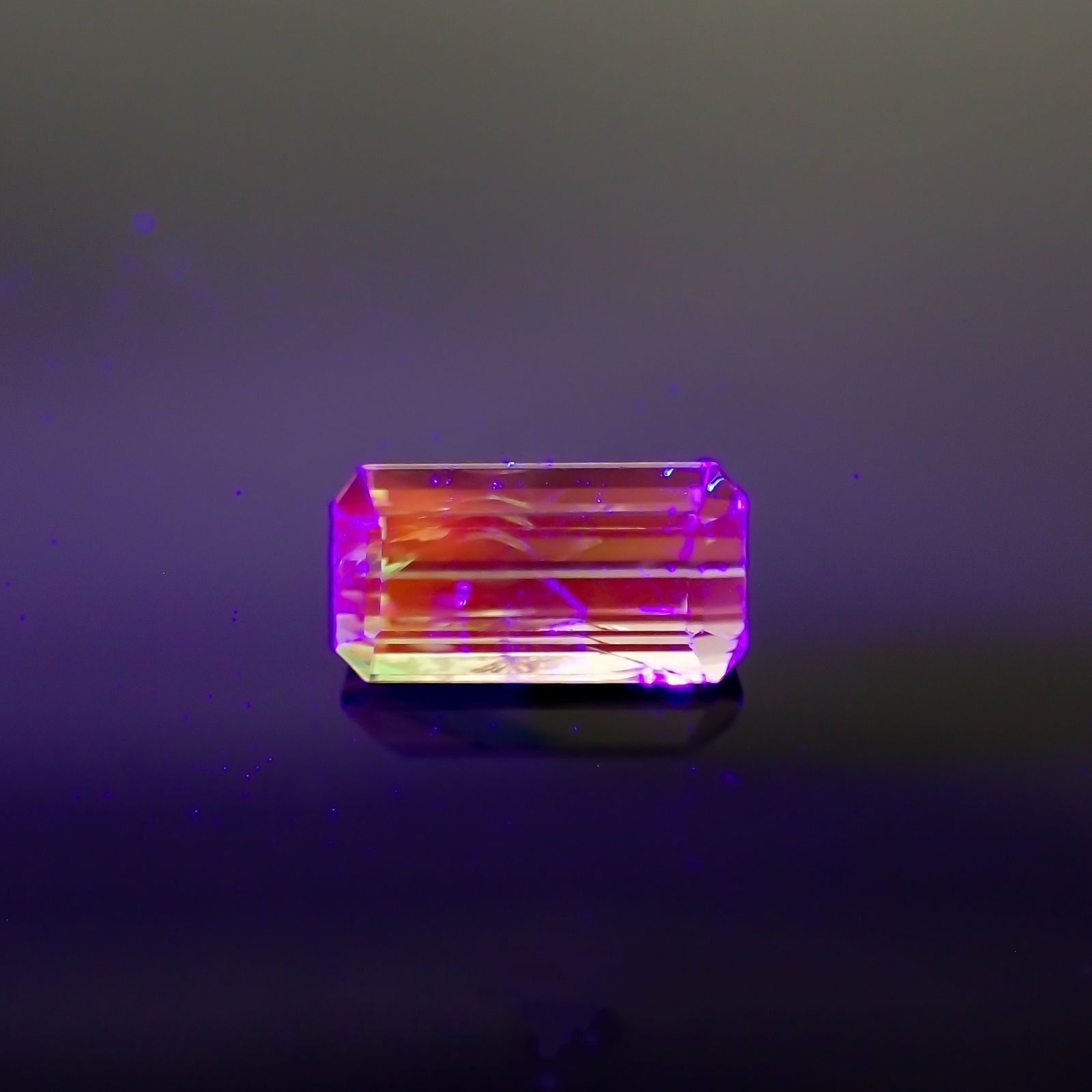 バイカラーツァボライト(宝石名グリーン グロッシュラー・ガーネット)タンザニア産 識別済 1.15ct / 7.7x4mm前後 [231124265]