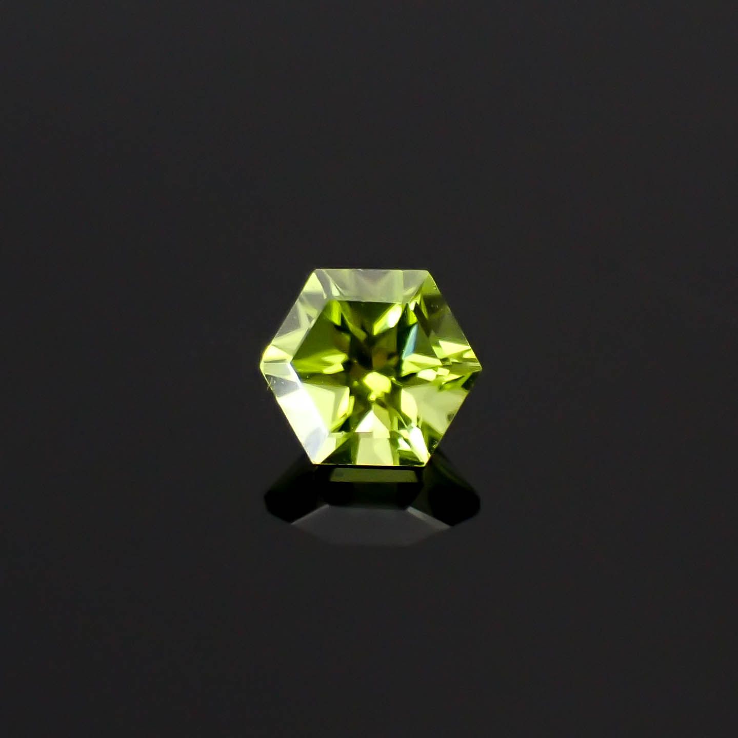 ◇ヘキサゴンカット◇ペリドット(宝石名ペリドット)アメリカ産 0.65ct 識別済[250330109]5x5mm前後