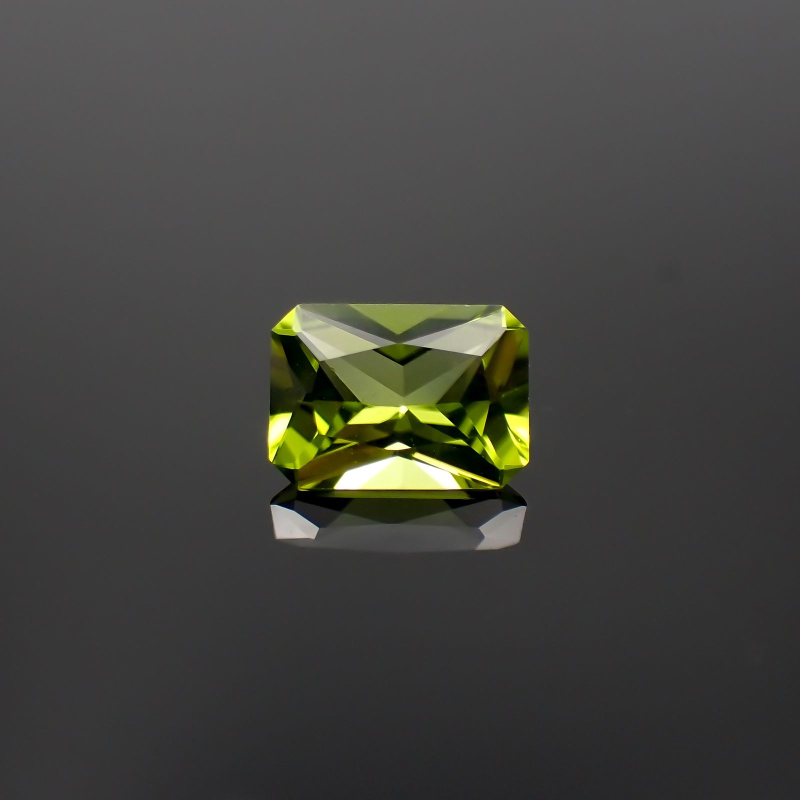 ペリドット 中国産 1.37ct[230622294]8.1x5.9mm前後