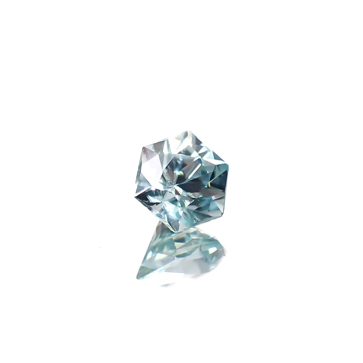 ◇ヘキサゴンカット◇アイスブルージルコン(宝石名ジルコン)カンボジア産 0.84ct 識別済[220717166]4.9x4.8mm前後