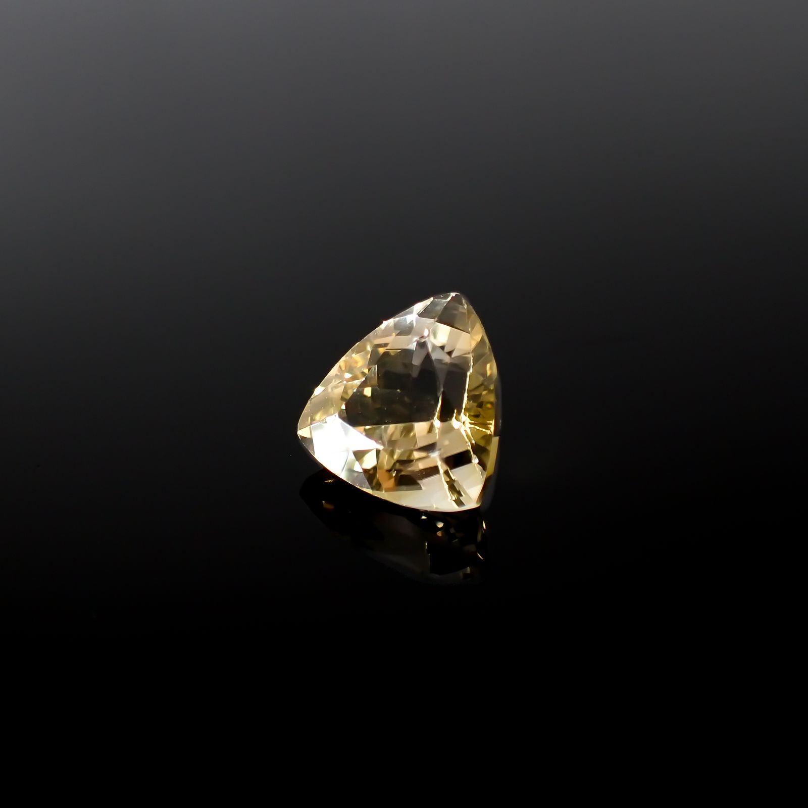 バライト(宝石名バライト)アメリカ・サウスダコタ州産 6.192ct ソ付(日独)[240327014]10.5x10.38mm前後