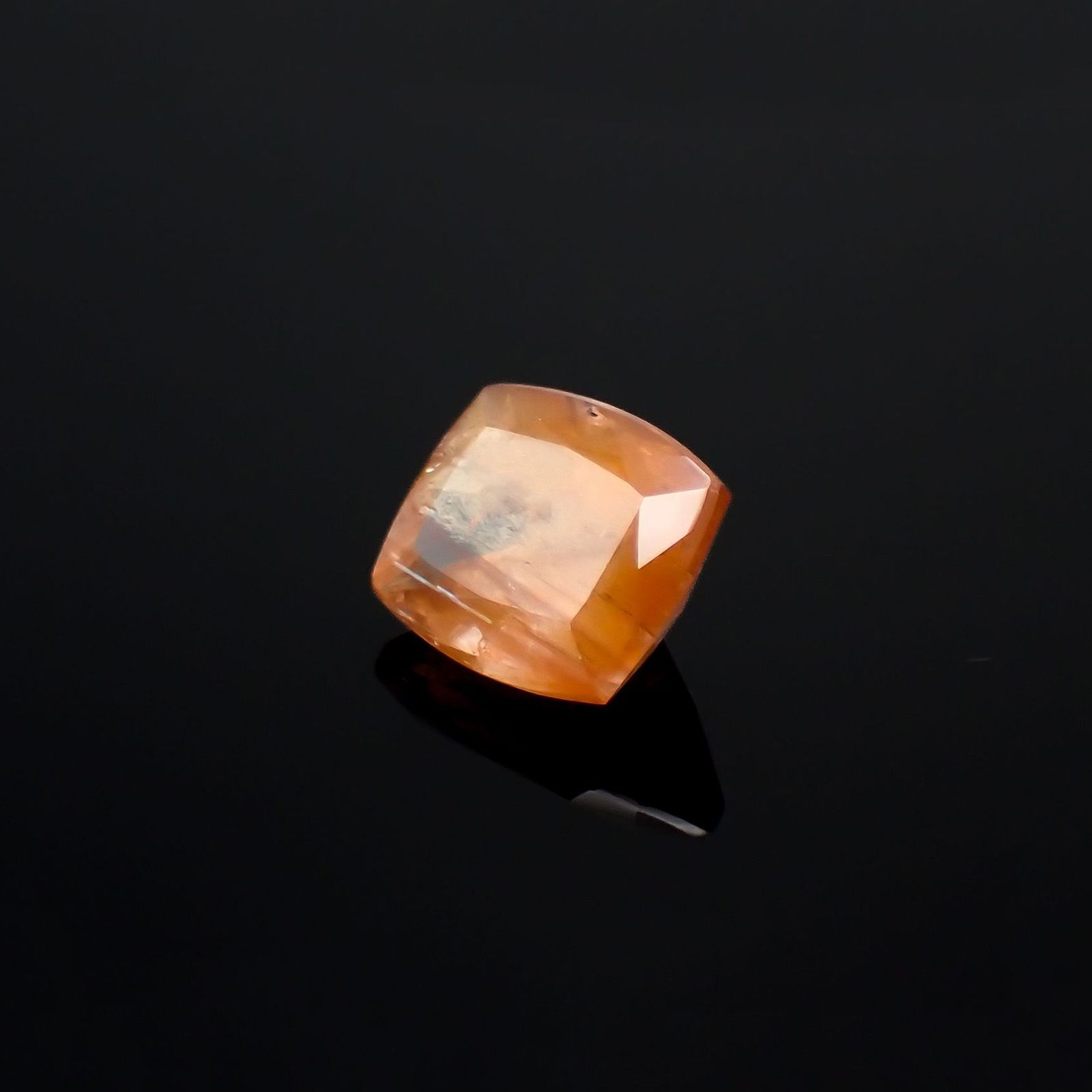 サンストーンスキャポライト(宝石名シーン・スキャポライト)タンザニア産 識別済 2.60ct / 9.2x8.1mm前後 [221219274]