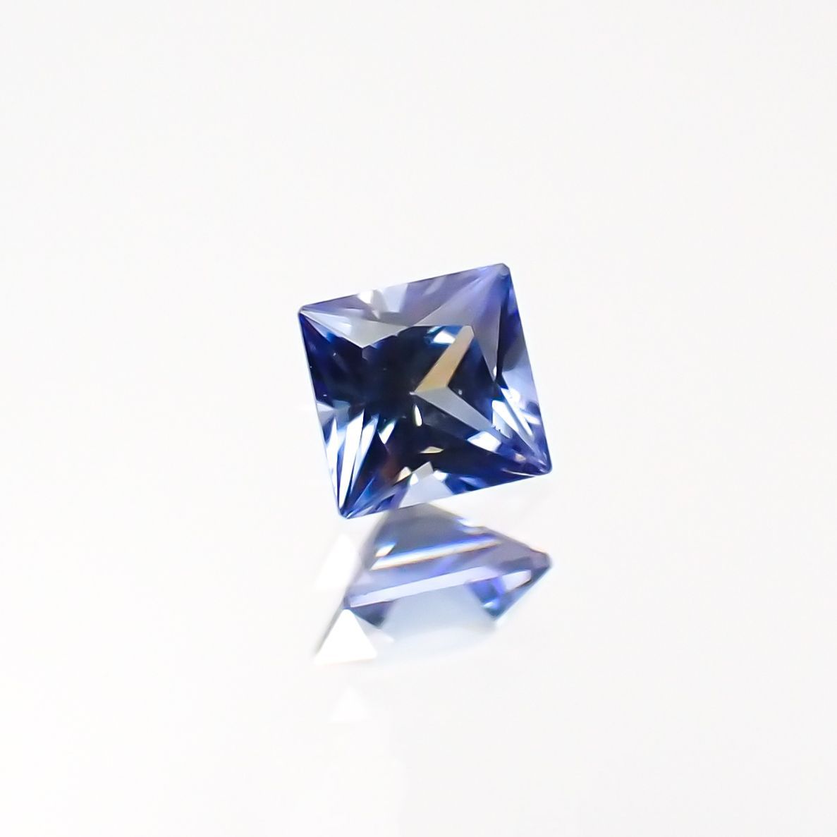 ◇プリンセスカット◇ベニトアイト アメリカ・カリフォルニア州産 0.085ct[221118978]2.4x2.3mm前後