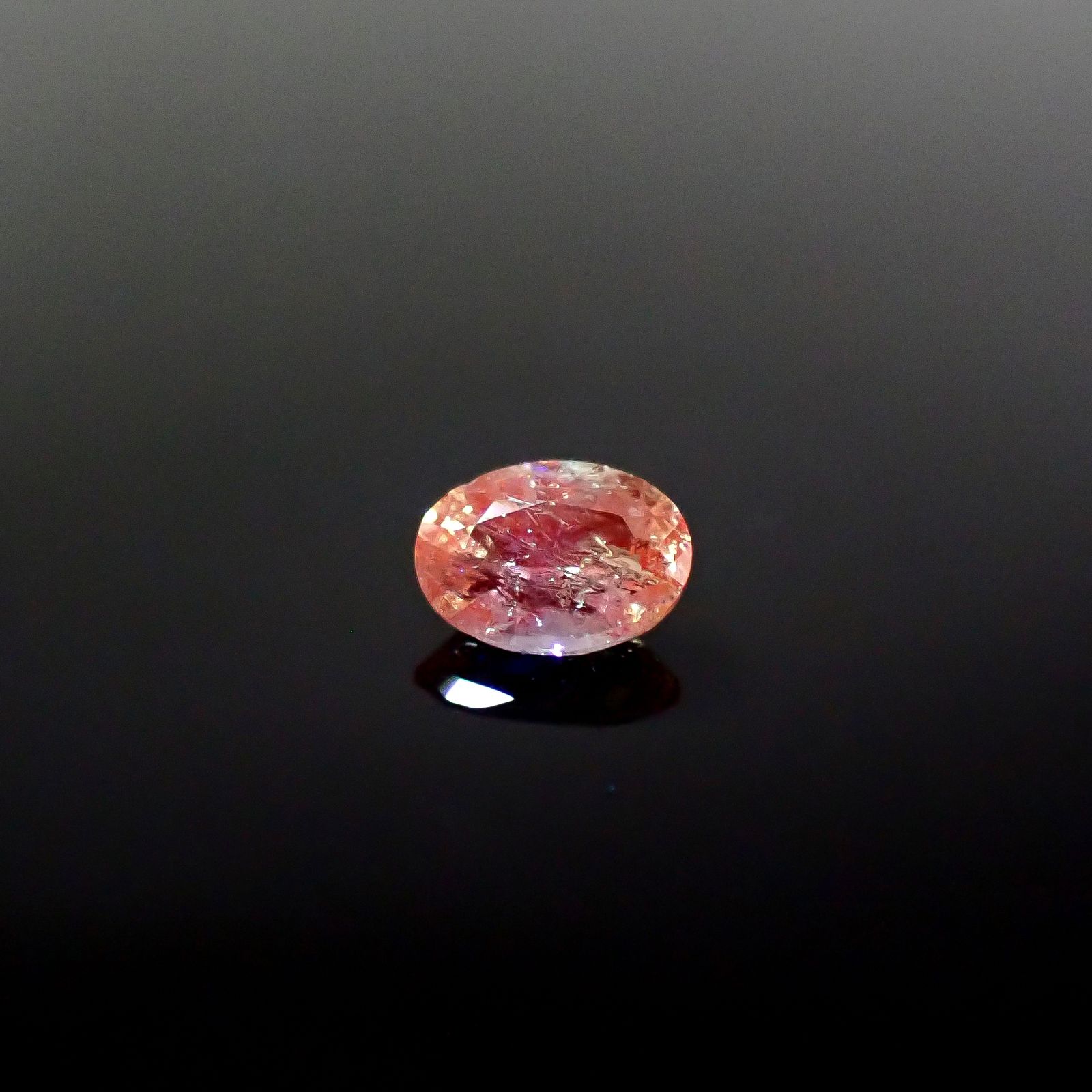 バイカラーマンガンマグネシオアキシナイト(宝石名マンガン/マグネシオ・アキシナイト)タンザニア産 ソ付(日独) 0.552ct / 6.17x4.51mm前後 [260231784]