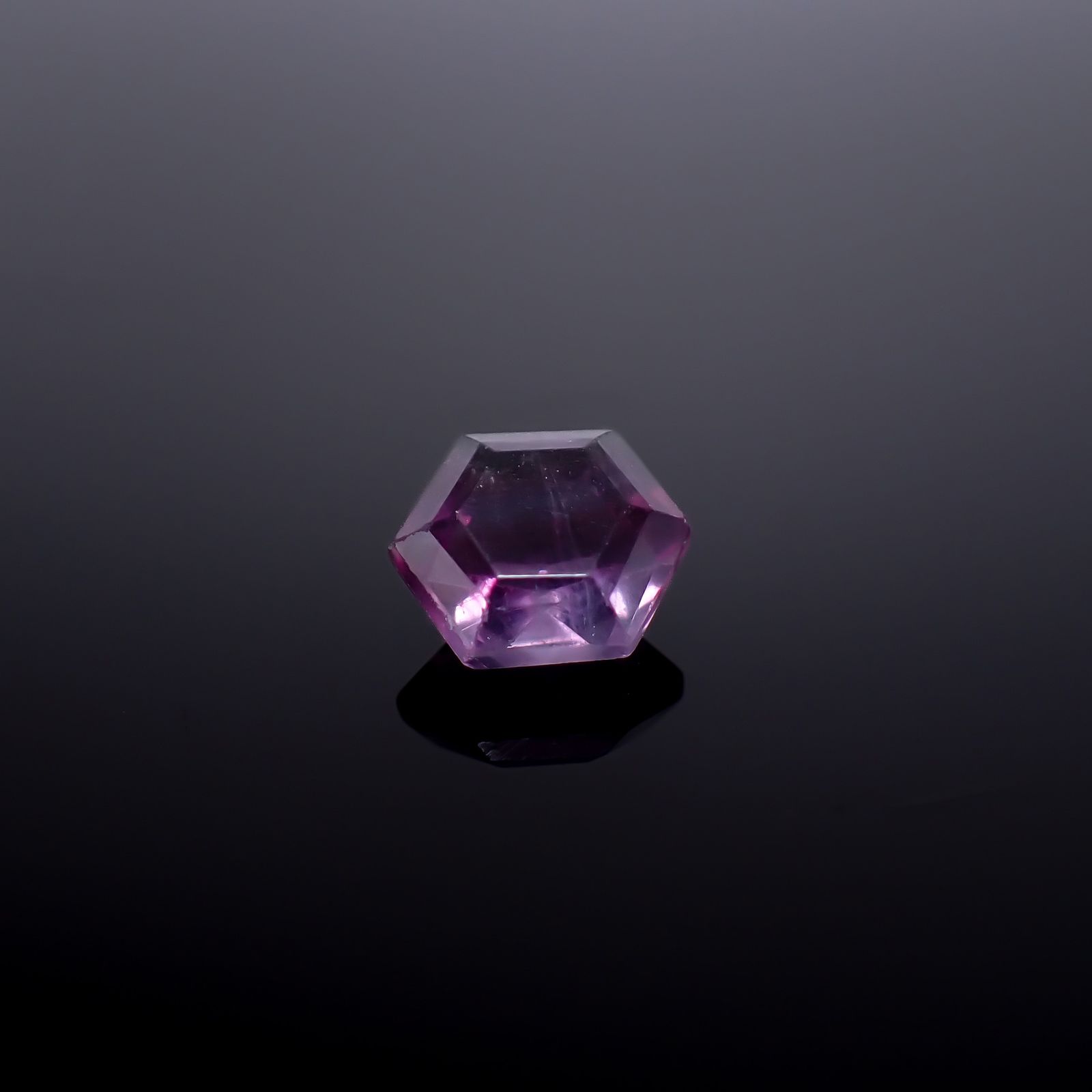 ◇ヘキサゴンカット◇バイカラーフローライト フルオレッセンス 中国産 2.56ct / 9.2x7.8mm前後 [260932782]
