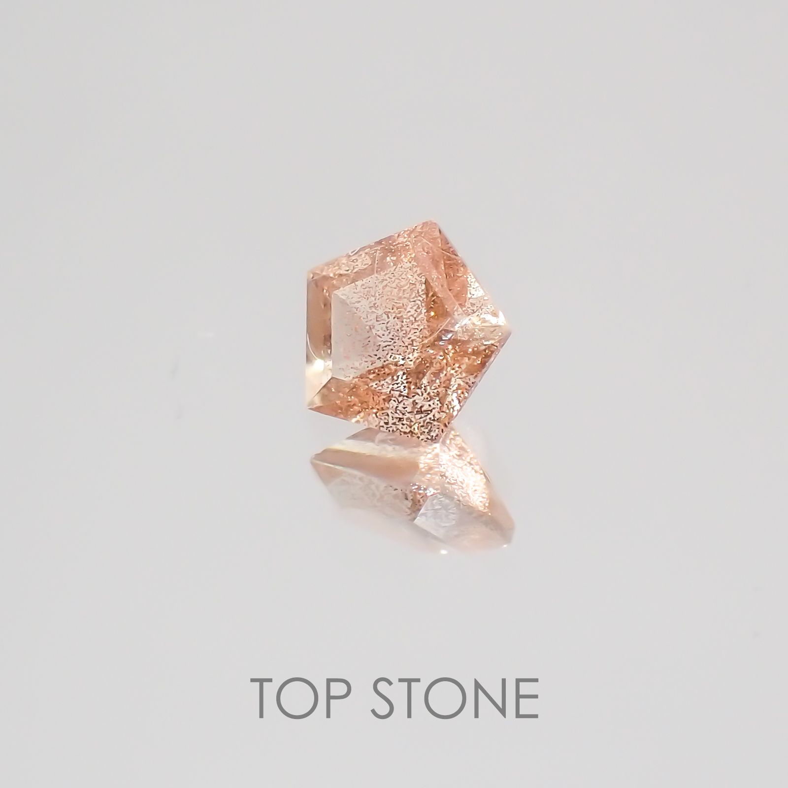 ◇ペンタゴンカット◇オレゴンサンストーンSA アメリカ産 ルース 0.22ct[21059539]4.1×4.1mm前後