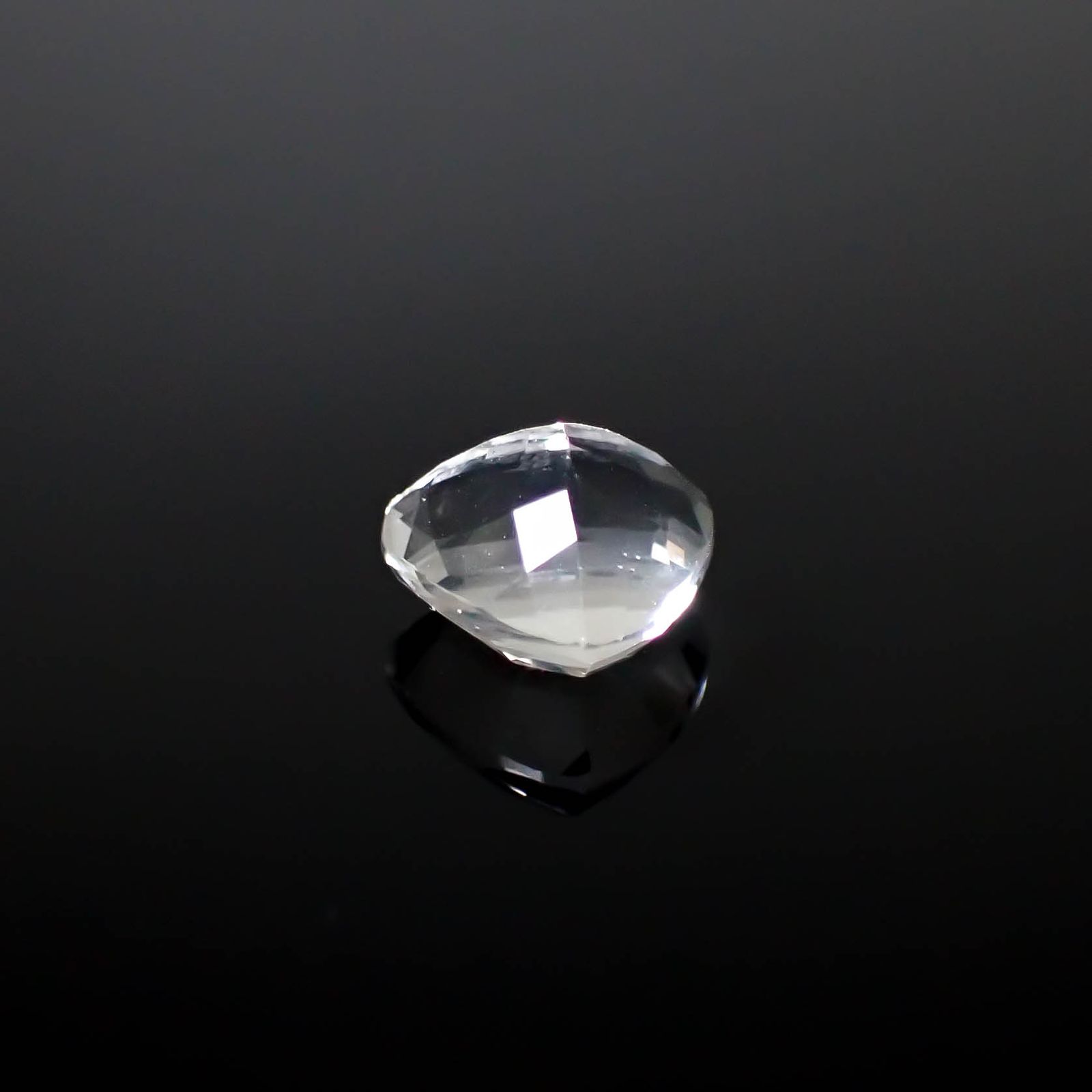カラーレスフローライト フルオレッセンス イギリス産 1.82ct [250430153]7.4x7.7mm前後