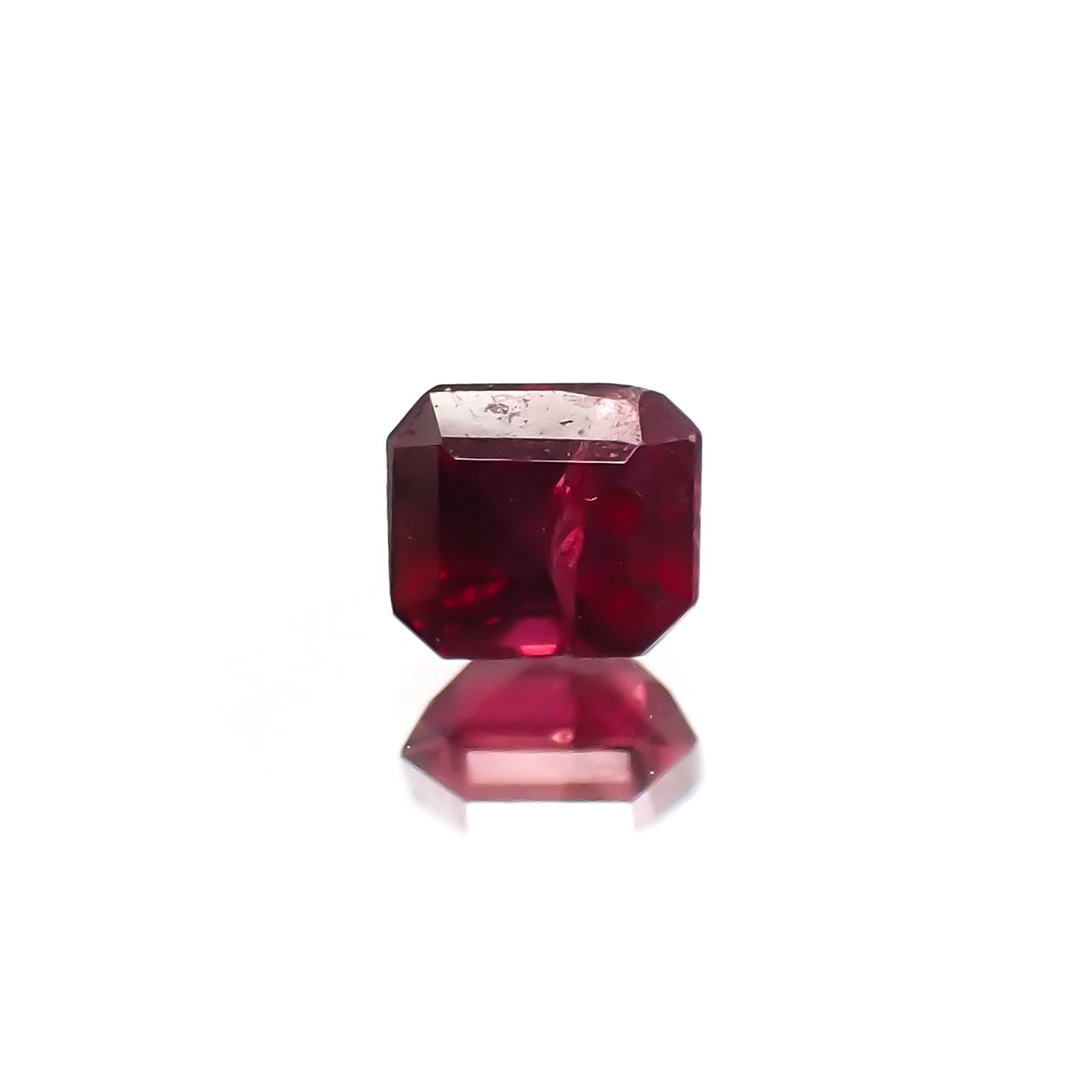 ルビー 非加熱(宝石名ルビー) マダガスカル産 識別済 0.27ct / 3.5x3.1mm前後 [210711714]