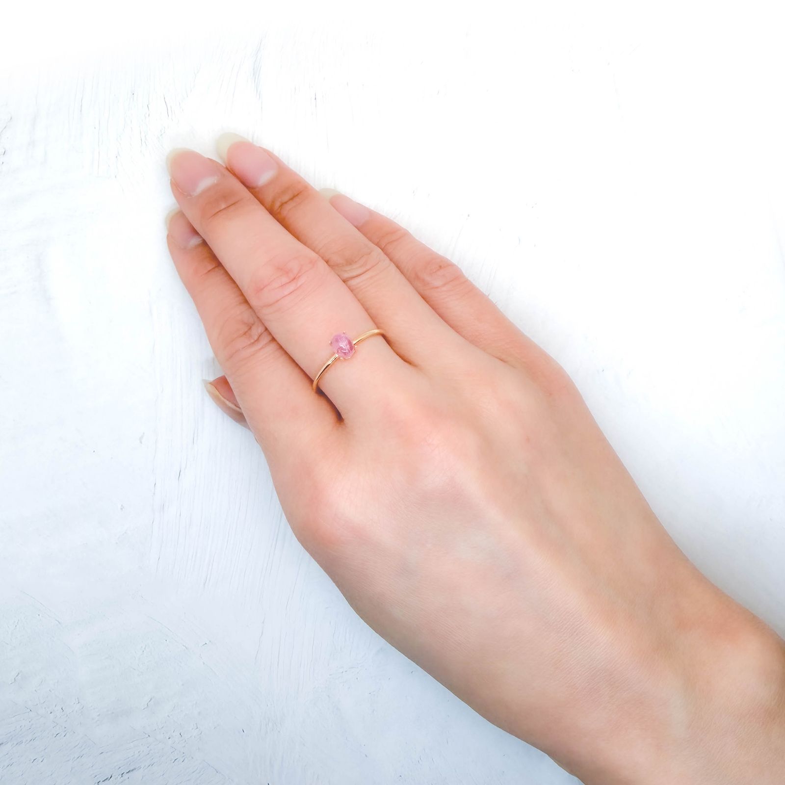 ペツォッタイトキャッツアイ(宝石名ペツォッタイト・キャッツアイ)マダガスカル産 ソ付(彩珠) 0.530ct / 5x4mm前後 [260114355]