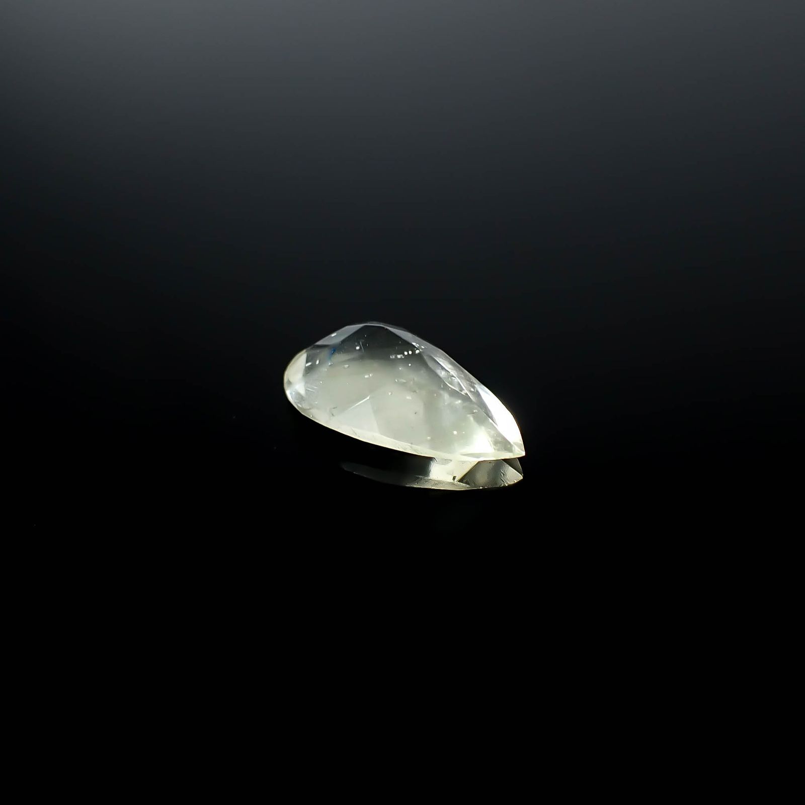 リビアングラス 発見地：エジプト・リビア砂漠 3.39ct / 15.8x8.7mm前後 [251131307]