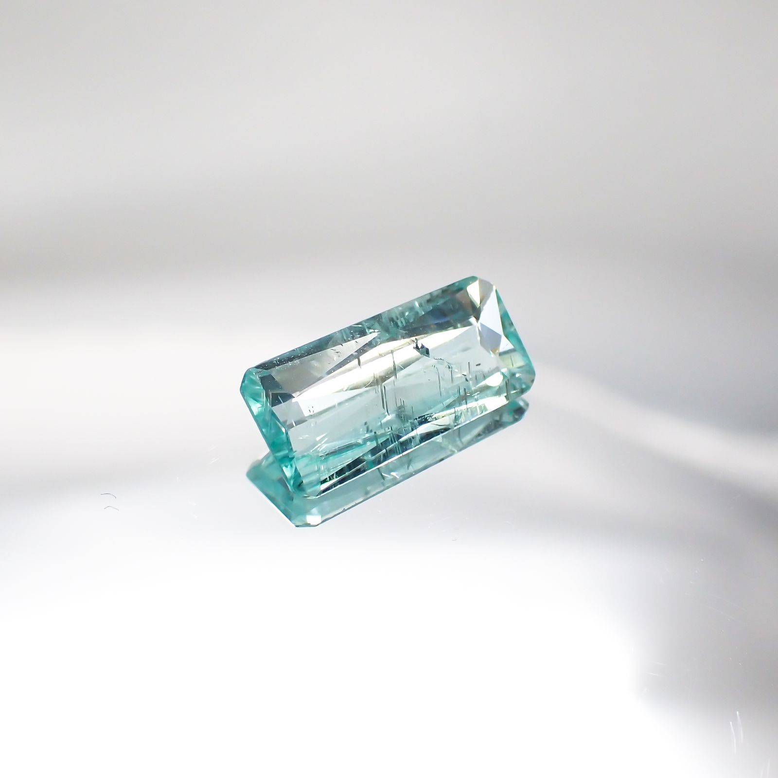 パライバトルマリン(宝石名トルマリン/別名パライバ・トルマリン) モザンビーク産 1.787ct ソ付(宝貴協)[210711658]12.7×6.1mm前後