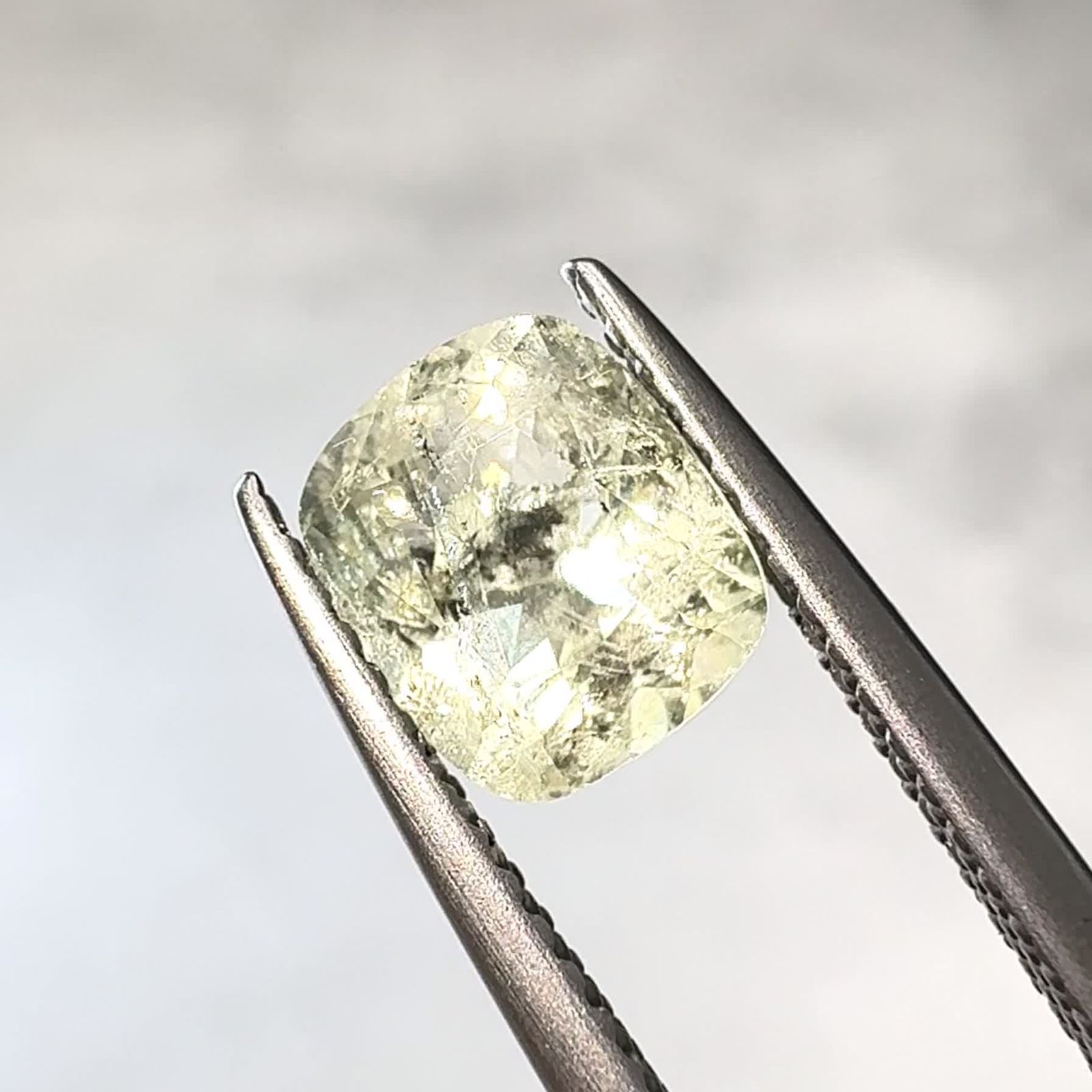 出会えることが幸運！希少石ヘルデライト｜特徴・産地・魅力を解説