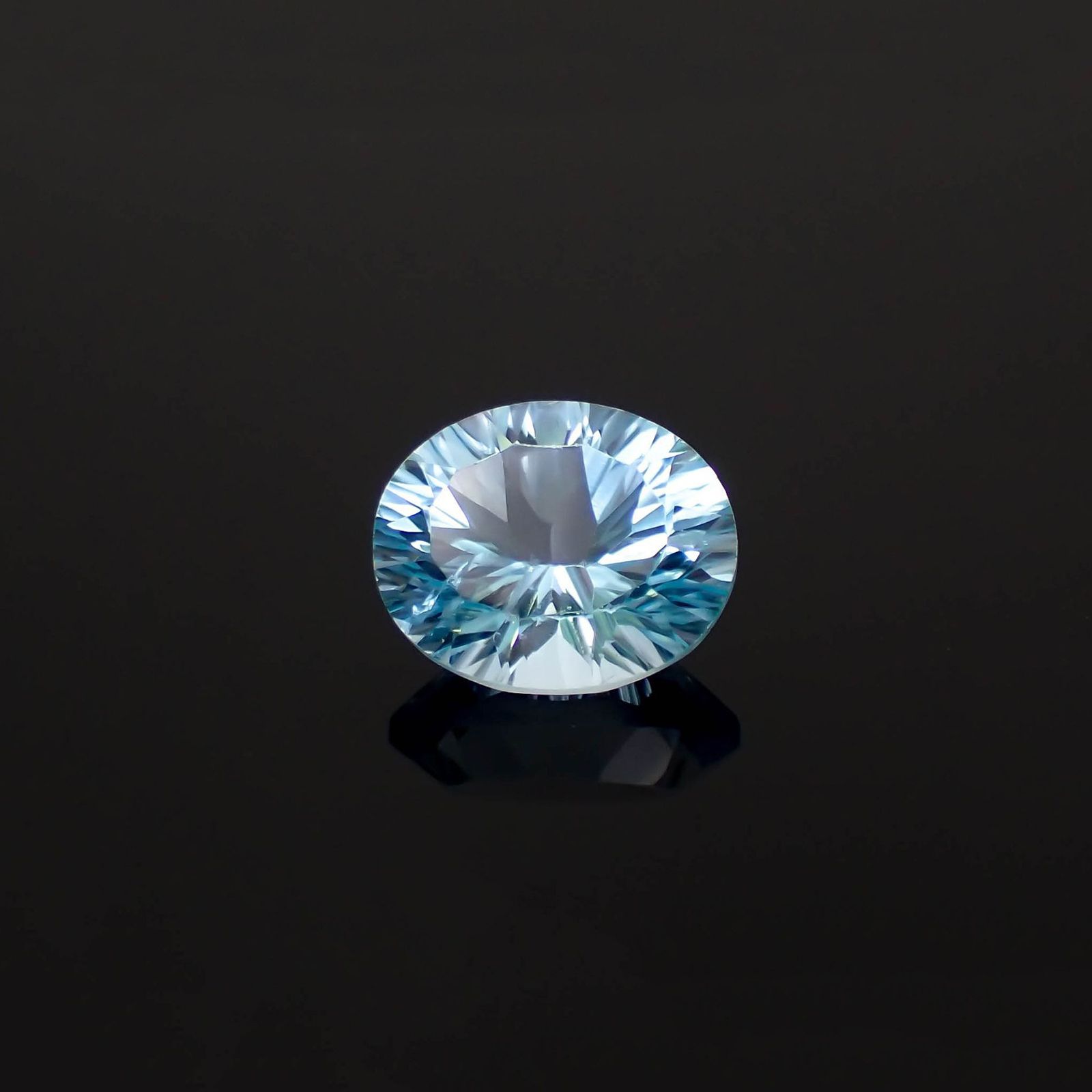 ブルートパーズ ブラジル産 4.50ct / 10.9x9mm前後 [251019353]