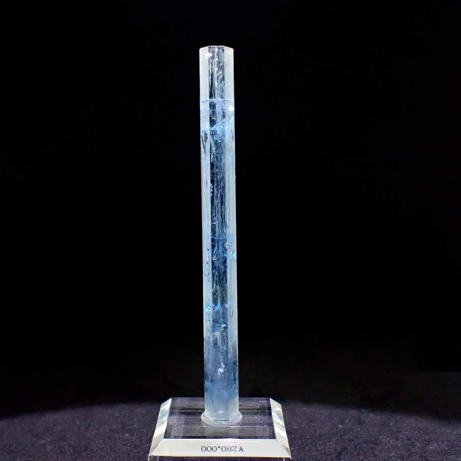 アクアマリン柱状結晶原石 ベトナム産 アクリル台座付き 88.87ct(17.77g) / 7.4x9.7x108.7mm前後 [260632331]