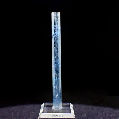 アクアマリン柱状結晶原石 ベトナム産 アクリル台座付き 88.87ct(17.77g) / 7.4x9.7x108.7mm前後 [260632331]