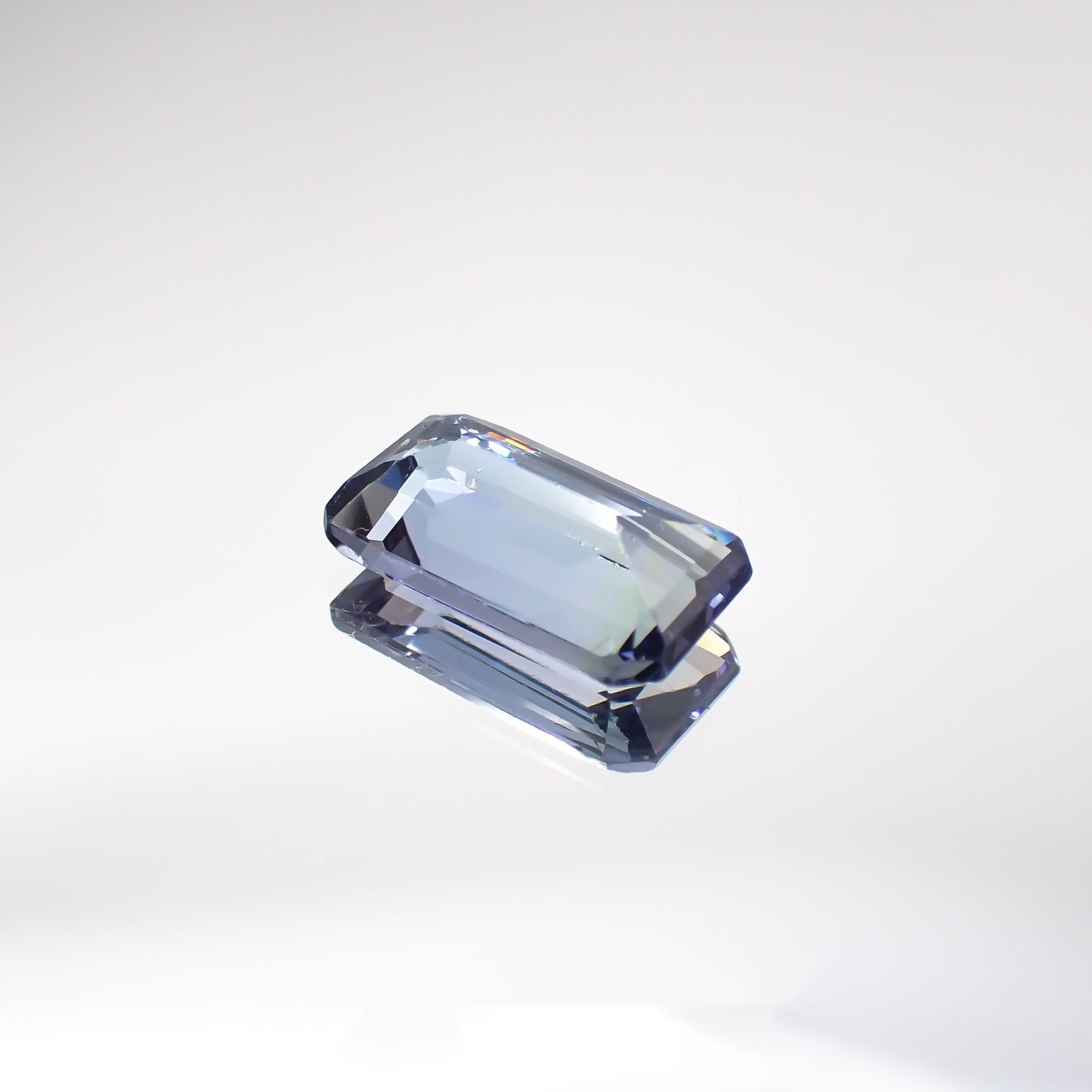 パーティカラータンザナイト(宝石名パーティカラード・ゾイサイト) タンザニア産 2.200ct ソ付(彩珠)[210711825]10.6×5.9mm前後