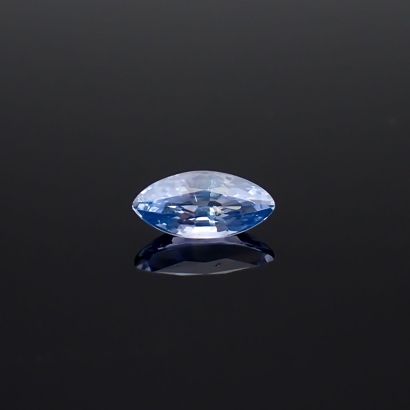 アイスブルーサファイア スリランカ/マダガスカル産 0.82ct / 8.3x4mm前後 [260632471]