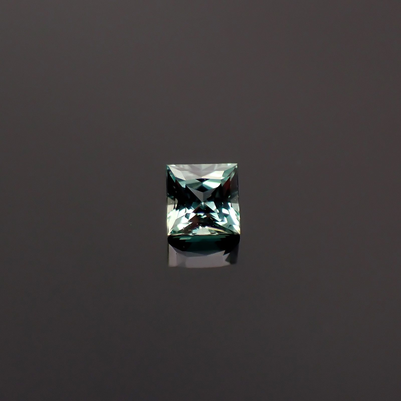 ◇プリンセスカット◇アレキサンドライト ブラジル産 EmeraldMains社製 0.084ct / 2.3x2.3mm前後 [260131575]