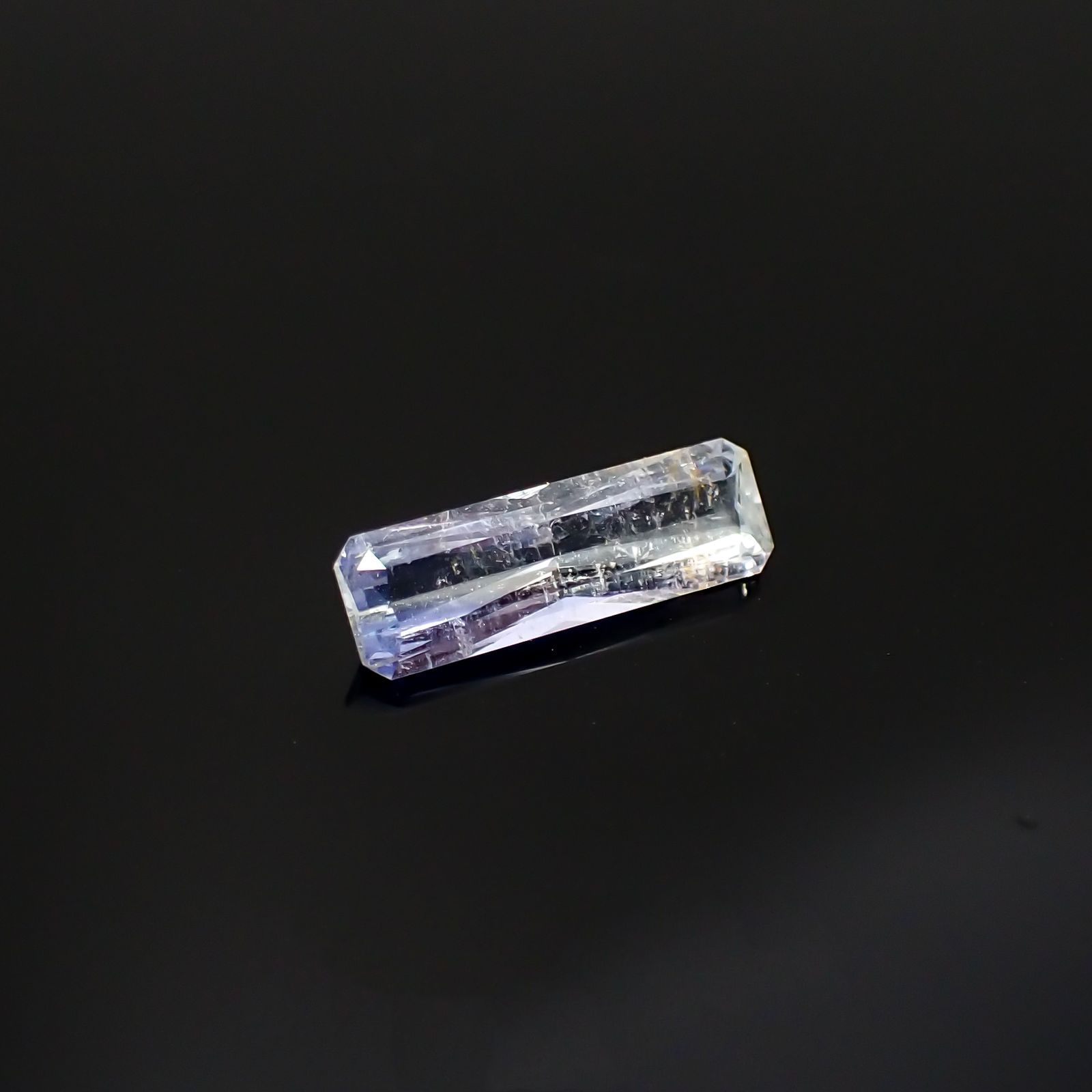 ジェレメジェバイト(宝石名エレメジェバイト)ナミビア産 0.904ct ソ付(彩珠)[220616455]11.4x3.6mm前後