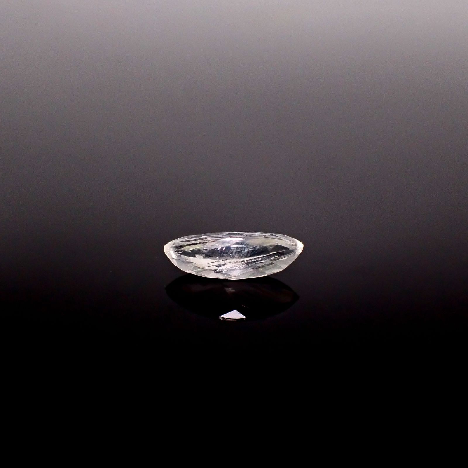 マラウイムーンストーン マラウイ共和国産 2.32ct / 14.4x5.9mm前後 [260331809]