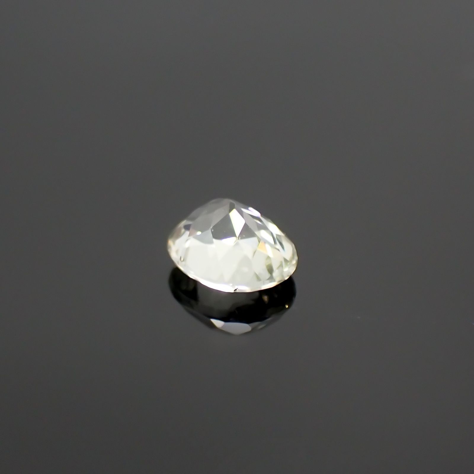 リューコガーネット(宝石名ホワイト グロッシュラー・ガーネット) ビルマ産 0.512ct ソ付(彩珠)[210711726]5.2×4.3mm前後