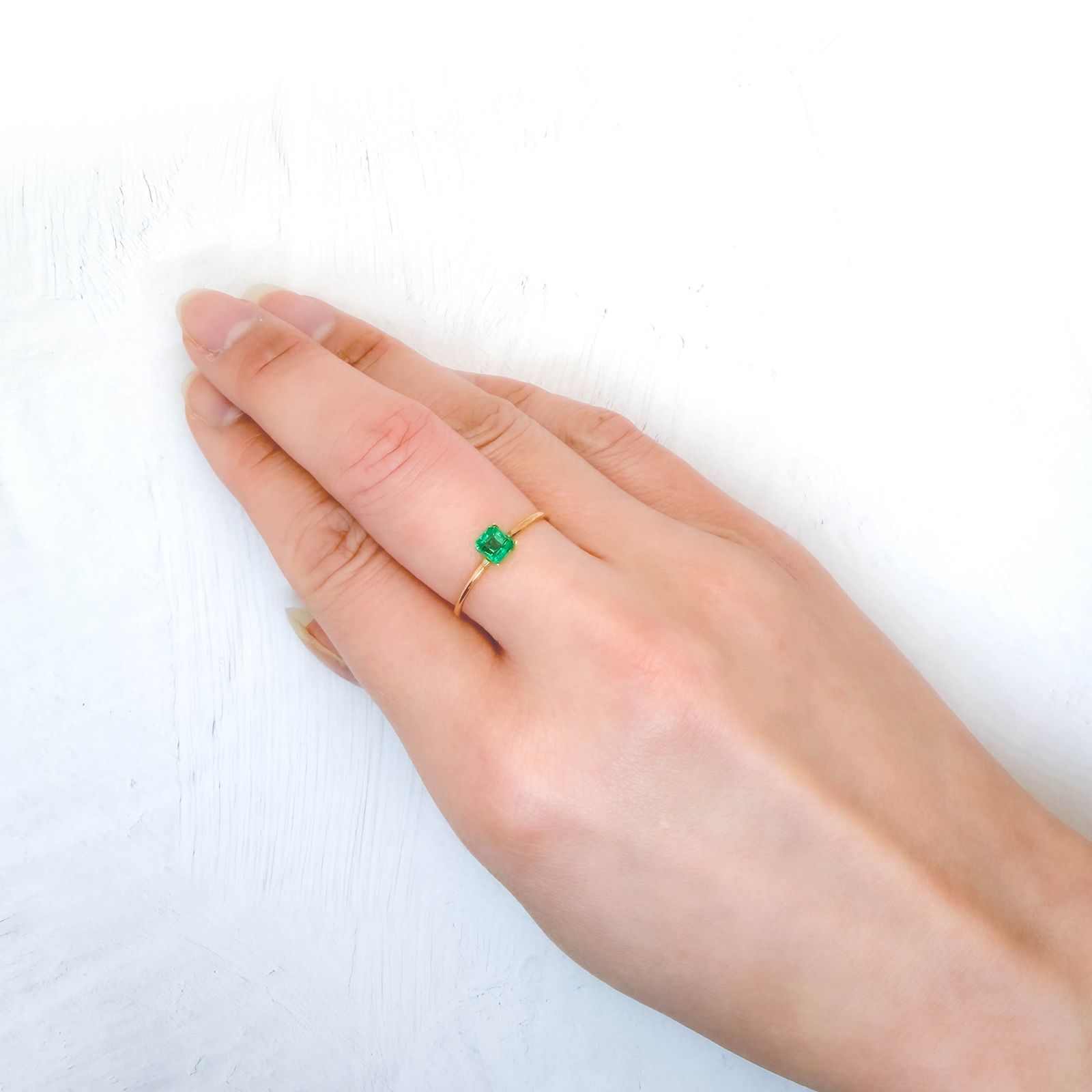 エメラルド コロンビア産 0.34ct / 4.2x4mm前後 [260131519]