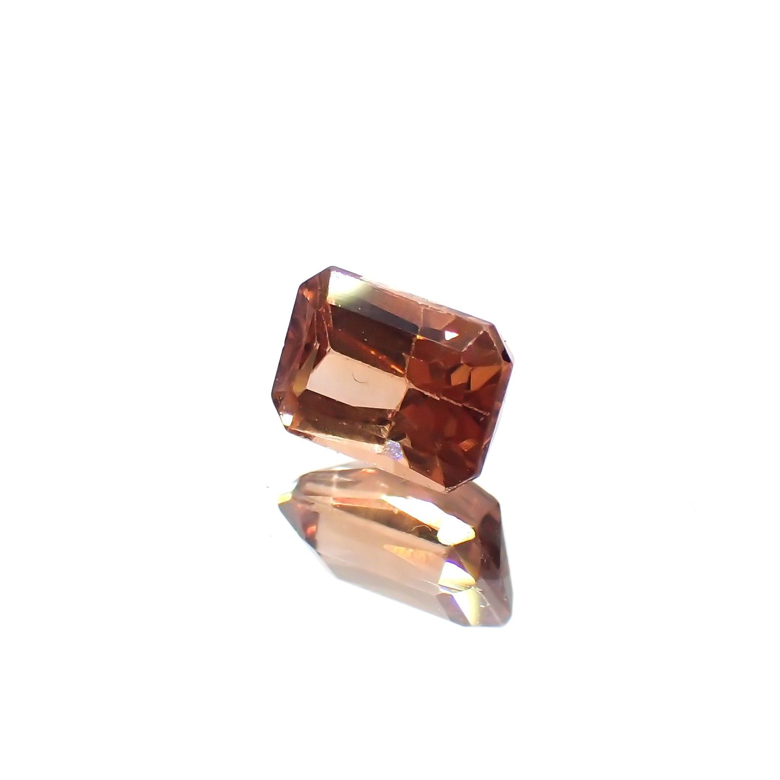 カラーシフトマラヤガーネット(宝石名ガーネット)タンザニア産 識別済 1.35ct / 6.7x4.7mm前後 [260415014]
