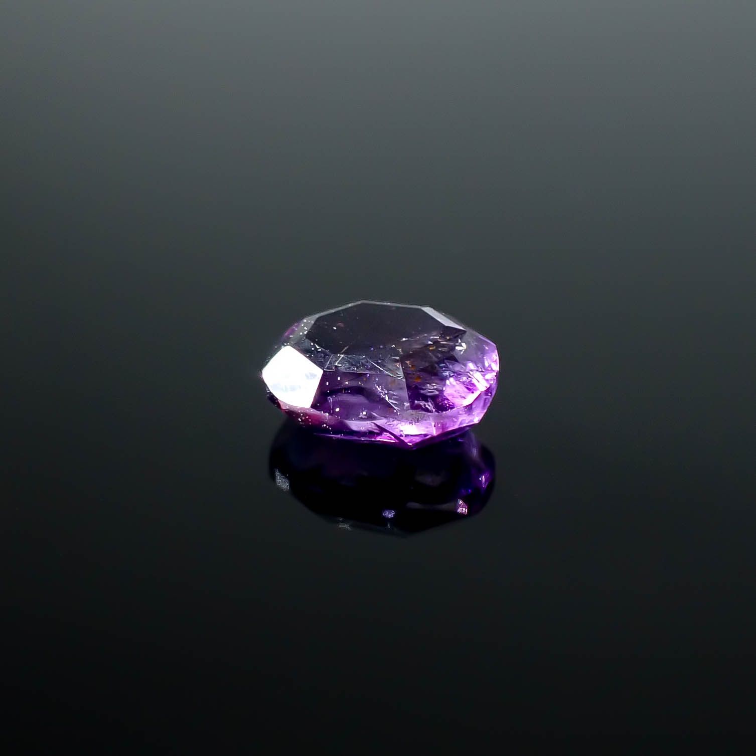 ◇リバーシブル・カスタムカット◇アメジストエレスチャル ナイジェリア・カラバル産 0.90ct [250730860]6.9x5.3mm前後