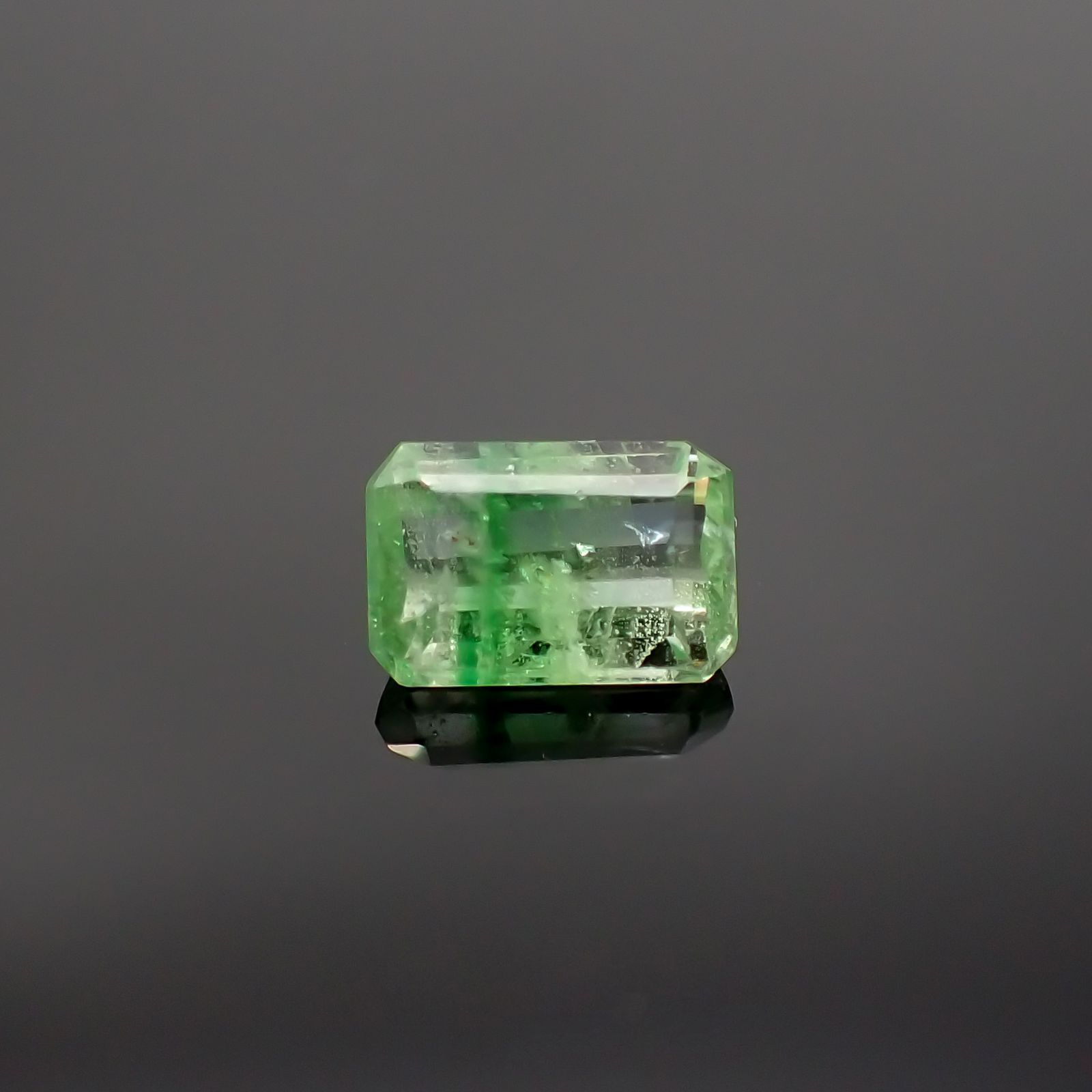 バイカラーツァボライト(宝石名グリーン グロッシュラー・ガーネット) タンザニア産 0.89ct 識別済[231225108]6.5×4.3mm前後