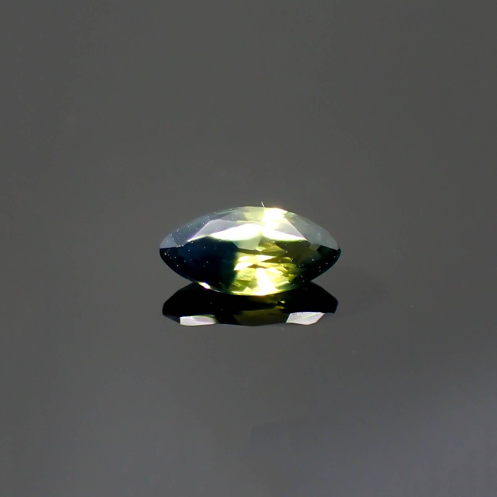 バイカラーサファイア(宝石名サファイア)マダガスカル/オーストラリア産 0.35ct 識別済[250114851]6.2x3.1mm前後