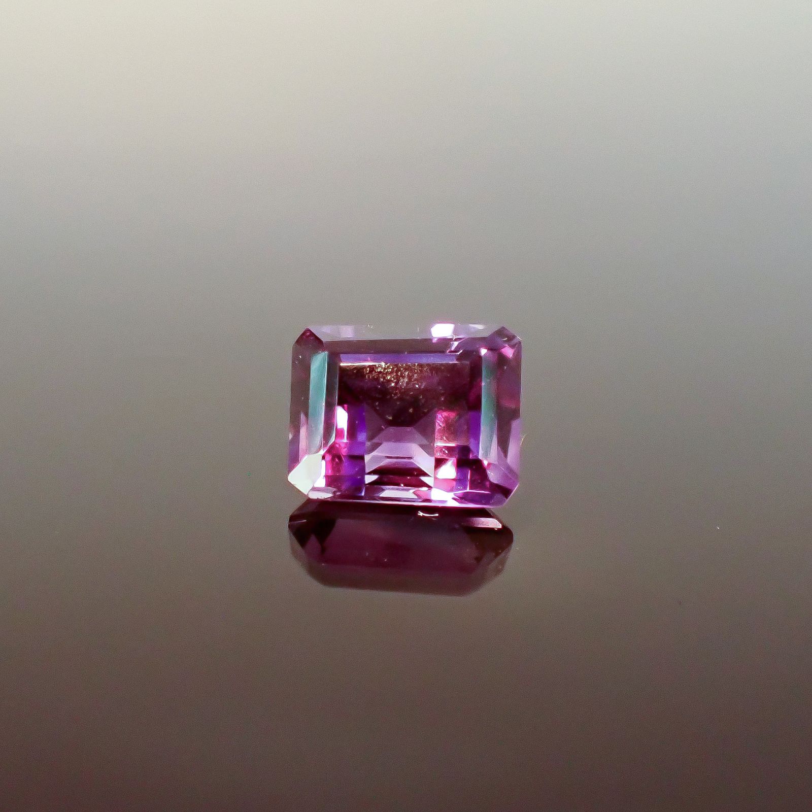 カラーシフトアメジスト ブラジル/ウルグアイ産 3.26ct / 9.9x8.1mm前後 [260131635]
