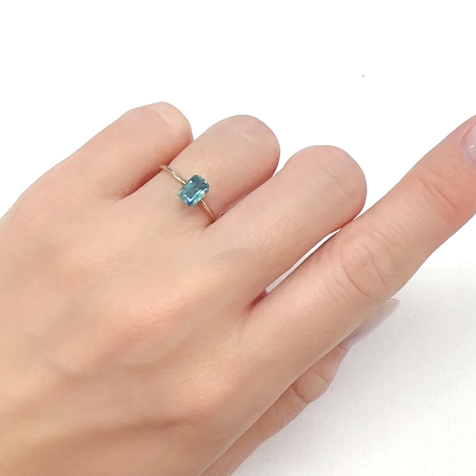 バイカラーカイヤナイト(宝石名カイヤナイト)ネパール産 0.88ct 識別済[240326688]6.4x4.5mm前後