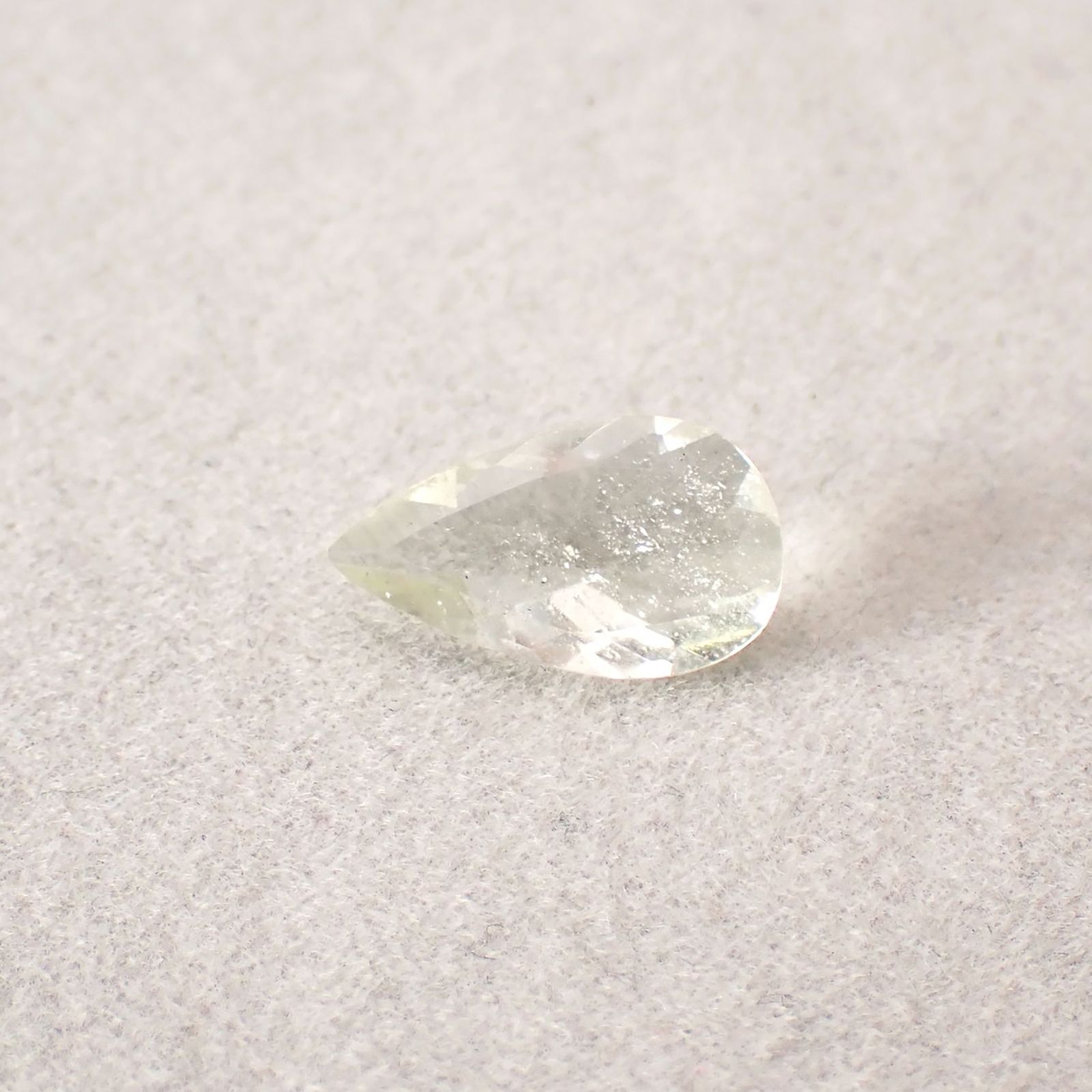 リビアングラス 発見地：エジプト・リビア砂漠 1.96ct / 13.9x8mm前後 [251131310]
