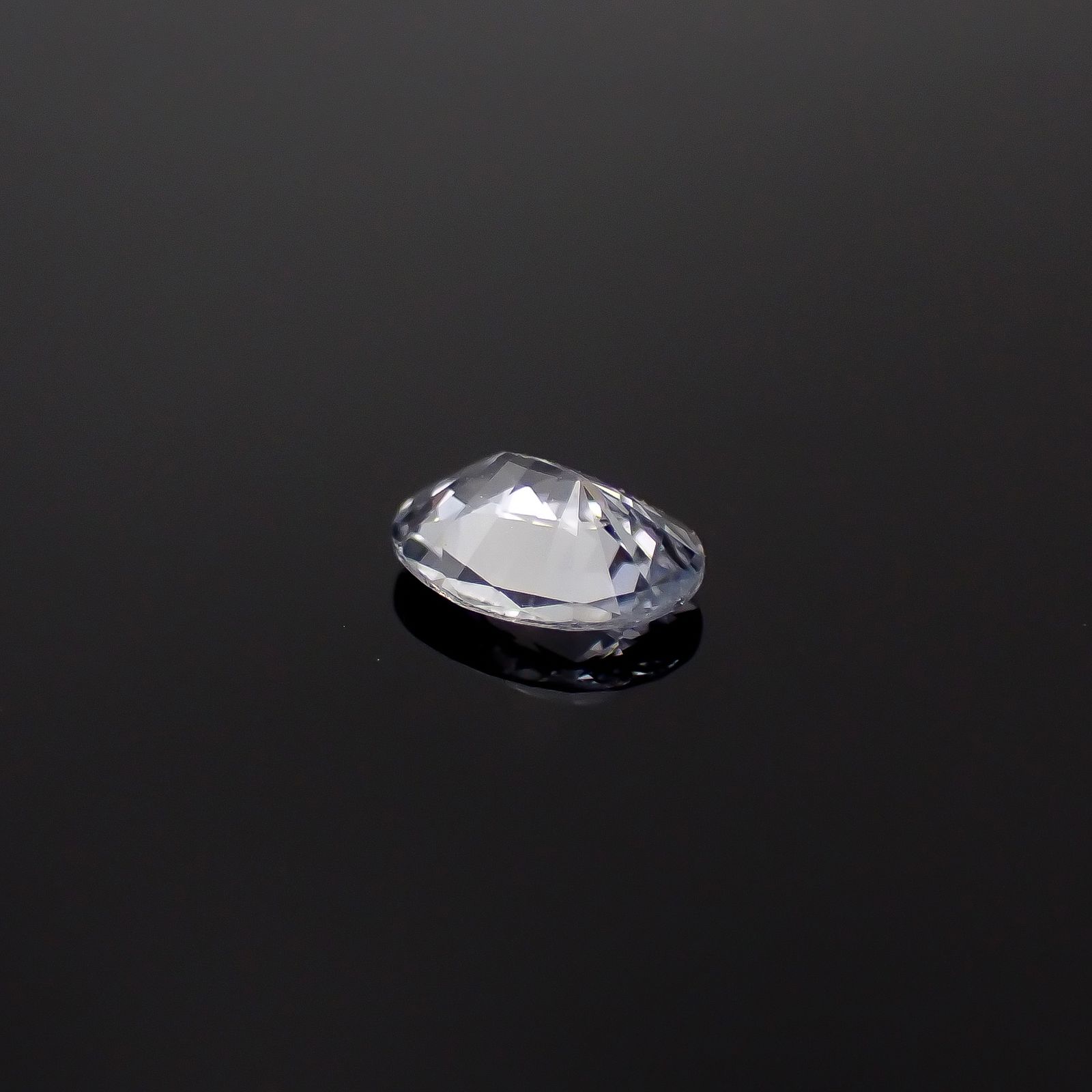 カラーレスサファイア スリランカ産 0.59ct[240527485]6.2x4.9mm前後