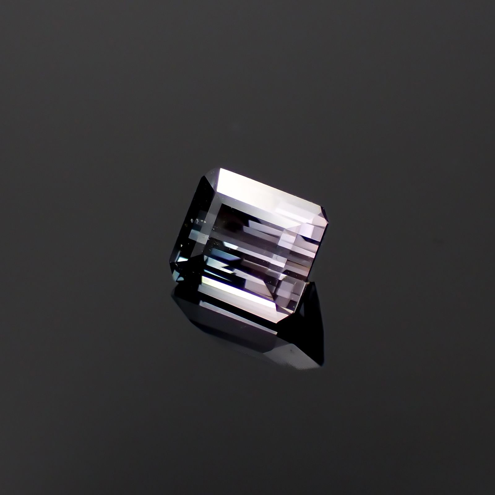 バイカラースピネル フルオレッセンス(宝石名バイカラー・スピネル)タンザニア/マダガスカル産 1.129ct ソ付(彩珠)[230622513]6.1x5mm前後